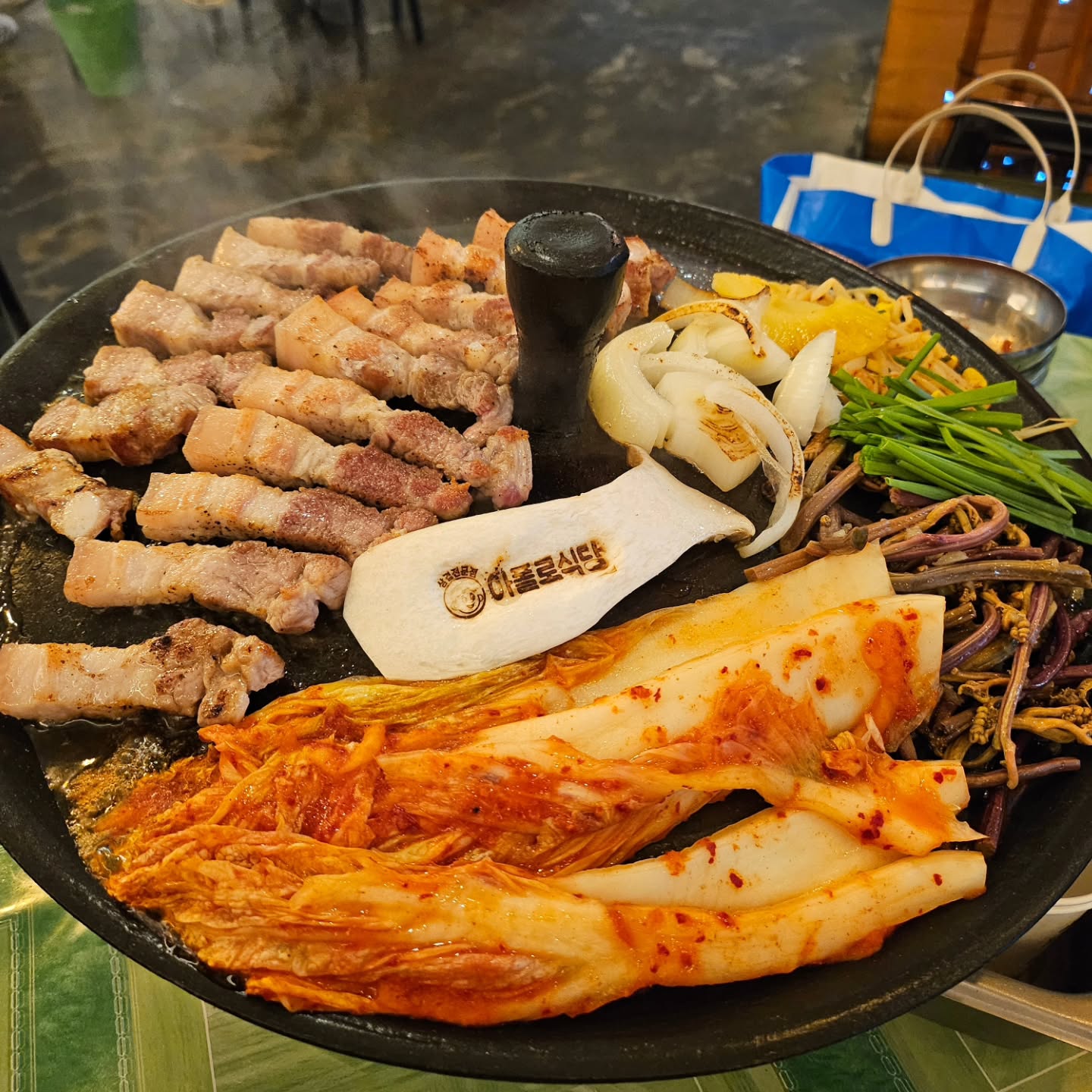 #협찬
아폴로식당
대구 솥뚜껑삽겹살 맛집 아폴로💗 집 근처에 위치해있어 거리도 가깝고 새로 오픈한 고깃집인만큼 인테리어도 깔끔하고 넓어서 너무 좋았던거이쬬💜 저는 시그니처 메뉴인 솥뚜껑 삽겹살응 냠냠하구왔는데용❤️ 선홍빛 빛깔에 고기질도 너무 좋고 무엇보다 대식가인 저와 남자친구한테 걸맞는 양에 또한번 감동...🩷 식감도 너무 좋고 쫀득쫀득하니 너무너무 마싯었다구용🧡 반찬구성도 다양하고 제가 좋아하는 반찬들로 한가득🫶🏻 기본양파장과 콩나물파무침,백김치,파김치,고사리,양파장,마늘,파채,옥수수콘 등등 기본적으로 나오는 알찬반찬들도 남김없이 싹쓸이 하구 왔오요🥰  무엇보다 쌈싸서  마늘과 고사리,콩나물파무침 올려서 한입 가득 넣어주면 입안에서 그 풍미와 고기가 사르르 녹아 소주가 안들어갈수가 없더라구용🩵 양도 많고 또 직접구워주셔서 너무 편히 먹고왔다구용💜 마지막으로 치즈듬뿍 뽀끔밥까지 냐미💛  매장도 넓고 위생적이고 깔끔하여 친구나 연인, 가족모임,회식하기에도 너무나 제격인 아폴로식당🤍 솥뚜껑삽겹살 먹으러 아폴로식당 많은방문해주쎄오🌼 

주소🌸대구 중구 대봉로 225 아폴로식당
영업시간🌸화~토 17:00-23:00 일 17:00-22:00 (월요일 정기휴무)
전화번호🌸0507-1388-8595 

#대봉동맛집#대구삼겹살맛집#아폴로식당#대구고기집추천#대구냉삼맛집#대구먹거리#대봉동고기맛집#대구놀거리