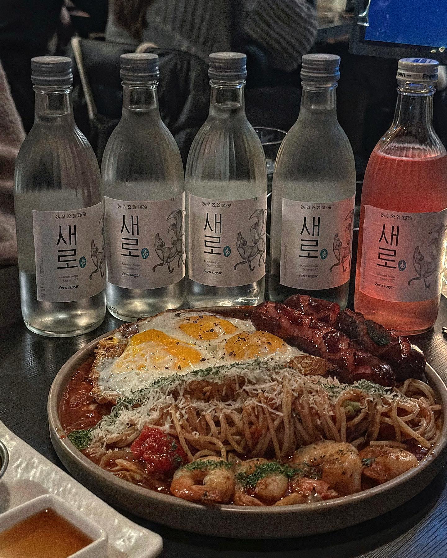 웨이팅 술집! 혜화 술집 동화🍶
혜화동 맛집 술집 천지인데 웨이팅을 해서 먹는다?! 도대체 얼마나 맛있는거야 하고 세번째 시도에 결국성공!!

나폴리탄 스파게티+소세지 24.000
직원빵 8.500
소주 5.000

나폴리탄 스파게티는 플레이팅도 좋고 맛도좋고
무엇보다 소세지 뭔데 왤케 맛있지…???? 소세지추가 됐으면 좋겠다 하면서 먹었당🤪
소주랑도 맥주랑도 잘 어울릴 대중적인 맛!!

직원빵은 직원들이 만들어먹다 맛있어서 판매하게됐다는 찐 직원레시피!ㅋㅋ 
치즈바게트 맛없없이죵 스파게티랑 같이먹어도 넘 맛난 맛😋

그리고 자리마다 밀크시슬이 놓여있다… 뭐지 이 사장님!ㅋㅋㅋ 간 건강 위해주고.. 술많이 마시라고…🤪

위치는 혜화cgv 메인골목에서 하나 안쪽으로 들어가야하고
독일주택, 도담 쪽! 도담 2층이당
📍서울 종로구 대명1길 16-6 2층 동화

☑️설날 당일 휴무, 설 연휴중엔 16:00 - 01:00 
월(2/12) 16:00 - 24:00
화 부터 17:00 - 01:00

☎️0507-1417-8351

#혜화술집 #혜화핫플 #혜화맛집 #혜화술집