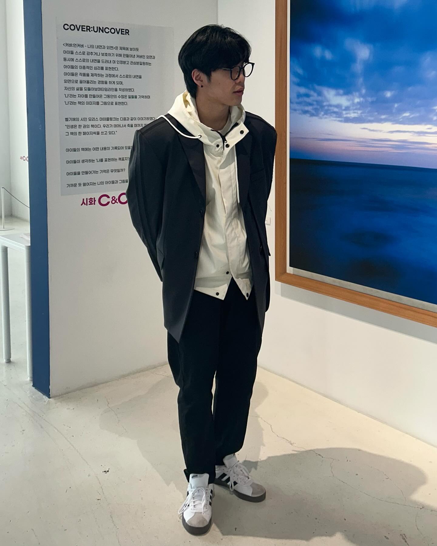 협찬덕분에 전시회겸 카페도 가봅니다…🥹

#협찬 cargobros brandsalon_office 

Outer : mmic_official 
Top : No brand
Pants : cargobros 
Shoes : adidas 

#카고브로스 #캐주얼패션 #스트릿패션 #브랜드살롱 #남자코디 #남자패션 #패션 #트렌드 #아메카지룩 #퍼티그팬츠 #롱팬츠 #면바지 #mmic #보세 #아디다스 #좋반 #좋아요반사 #좋반테러 #좋아요반사테러 #팔로우해요̆̈ #팔로우반사 #팔로우환영🙌 #배곧 #테일러버튼
