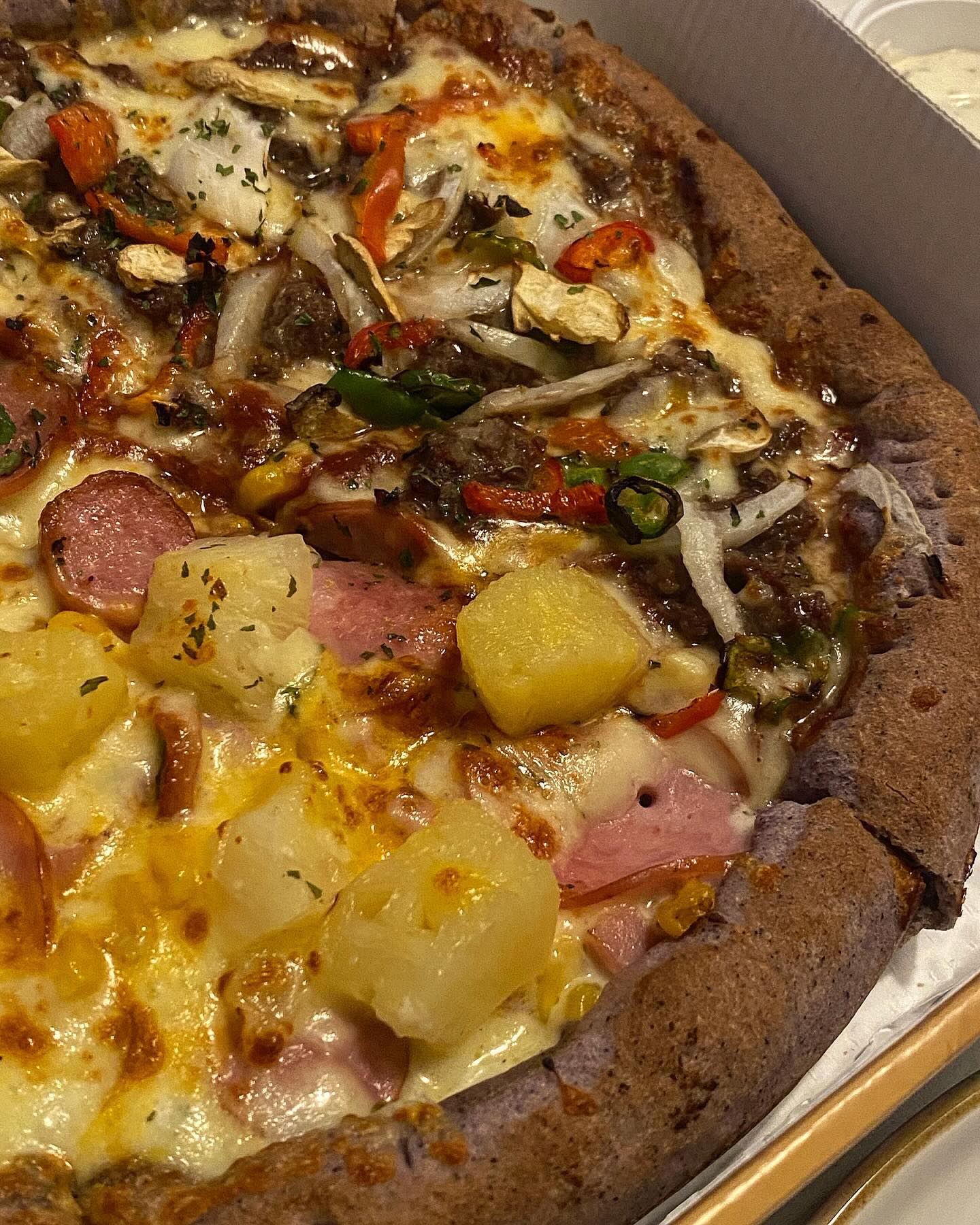 💬 야식으로는 피자 추천드립니다 🍕

나이 들면서(?) 입맛이 바뀌는지 피자, 햄버거
1년에 한번 먹을까 말까였는데 요즘은 자주 먹네여

하와이안+불고기 포기못하니 반반으로 주문!
축구보면서 피자먹고 영화보면서 피자먹으면 이게 또 꿀맛🍯

맥주도 좋지만 쐬주도 좋지않겠습니까 키키
눈도 오는데 다들 조심히 귀가하시고 즐거운 야식되십셔!

#예술피자 #피자 #하와이안피자 #불고기피자
#야식 #배달의민족 #관악구맛집 #두잇 #봉천동맛집
#술스타그램 #먹스타그램 #소주 #맥주 #피맥 #혼맥
#혼술 #영화 #혼영 #피자스타그램 #치즈 #파인애플