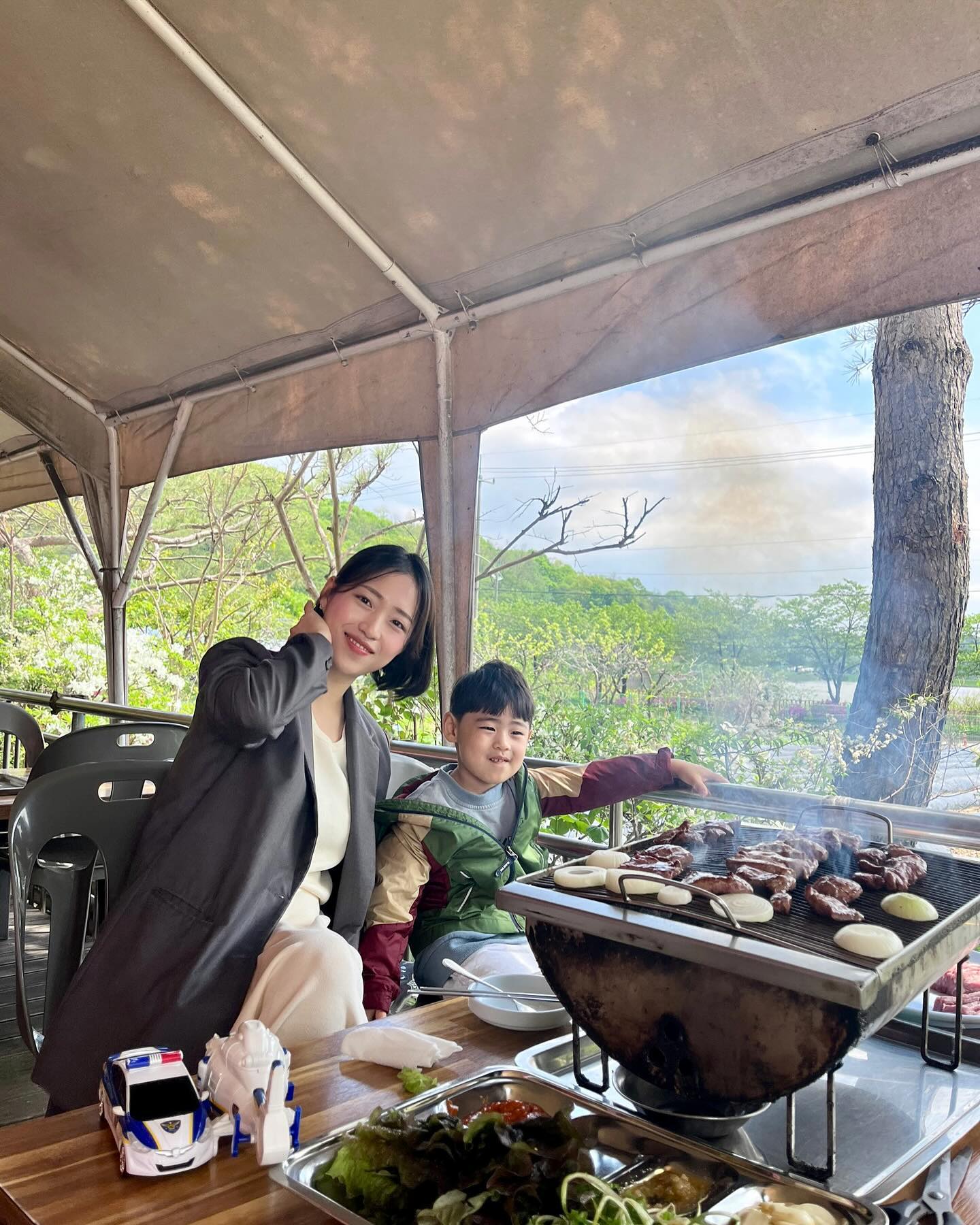 오늘 날 너모좋네요~?❤️ 단발컷 공개..
오뜬가요💜🫶🏻... ㅋㅋㅋ똥손이라 머리손질 매일시급하지만요
임신중이라 펌대신 단발관리하시는분들 꿀팁 주셔요👉🏻👈🏻
⠀ 
오늘은 루다아범 급 휴무날이라 얼집쉬고
루다할아버지뵙구 입안가득 녹는 고기에
할아버지표 숲놀이&생태활동 그리고
오늘 또 루다생일 추가😍🎂
⠀ 
🌳
#올라잇레드 출고완료❤️
⠀