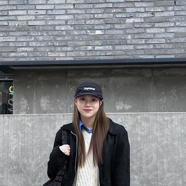 ʙɪɴ 𖤐✩☆🜸 on Instagram: "#광고 @1rony9orno_official 이제 슬슬 봄맞이 해야죠🤍 봄 가을에 손 자주 가는 루즈한 오버핏 비건 스웨이드 자켓이에요. ✔️브랜드 : IRONYPORNO WHITELINE ✔️제 품 :