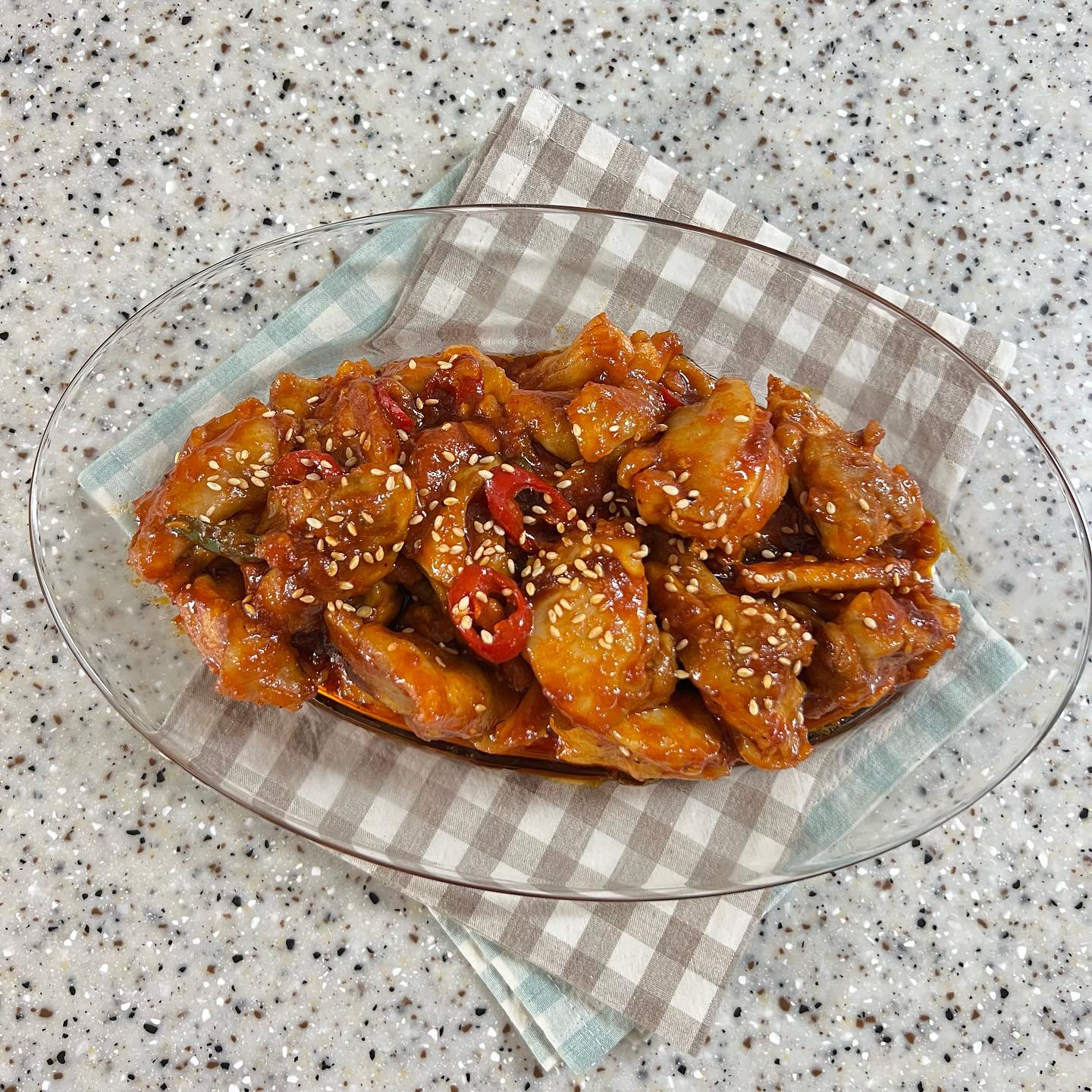 오늘은 집에서 지코바 치킨 👩🏻‍🍳🤍 
닭다리살 사다가 후다닥 만들었는데 
간단하게 밥 반찬으로 최고네요🍗🤍

📌지코바 레시피
☑️닭다리살(잡내제거용) 먼저 한번 데쳐주고
( 통후추 월계수잎 넣고 )
☑️고추장 간장 설탕 물엿 고춧가루 굴소스 케찹 후추 
다진마늘 물 넣어서 양념장 만들어주고
☑️데친 닭다리살 후라이팬에 노릇하게 익혀주다가 
양념장 넣어서 충분히 졸여주면 완성👩🏻‍🍳