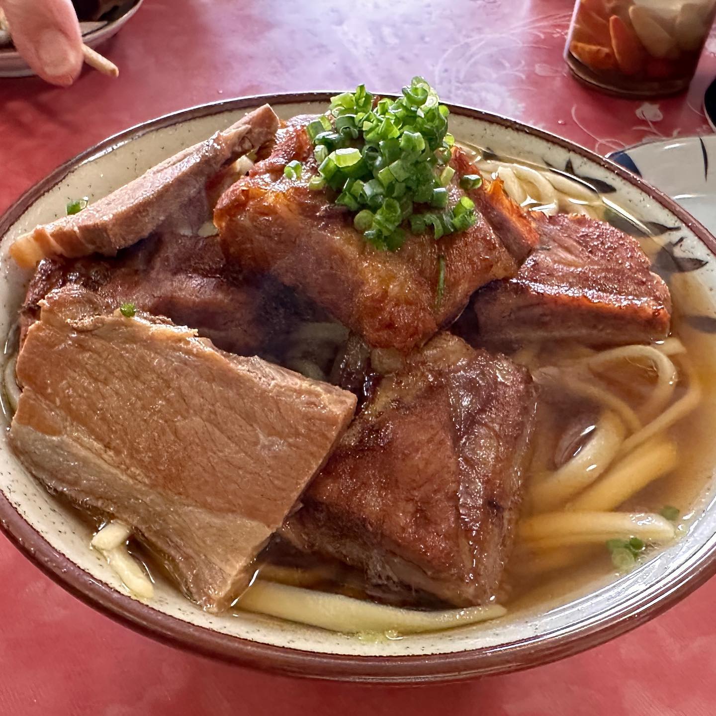 In Okinawa 🏝️(8/21~25)
진짜 줄서서 먹는 현지인 맛집
얀바루소바 

키오스크도 없고
번호표도 없다.
심지어 대기자명단도 없다.
몇분을 기다려야할지
몇시간을 기다려야할지도 모른다.

그저 의자에 순서대로 앉아서
내 차례가 될때까지 
자리를 이동해가는 수밖에…

근데 아무도 짜증나는 표정이 없다.
너무나도 당연하다는듯이 
여유가 흘러 넘친다.

그리고 영접하게된
갈비소바와 삼겹살소바.

와…말도 안나온다..
우리나라에서는 빠름의 미덕과 
배고픔의 닥달로 인해
이런 진짜 맛이 사라진게 아닐까?

그저 여유롭게 자기차례를 기다리면
이렇게 모두가 행복한 것을..
북부여행 마지막 날
진한 북부의 한장면을 남긴다.

#오키나와북부맛집 
#얀바루소바 
#소키소바 
#산마이니쿠소바