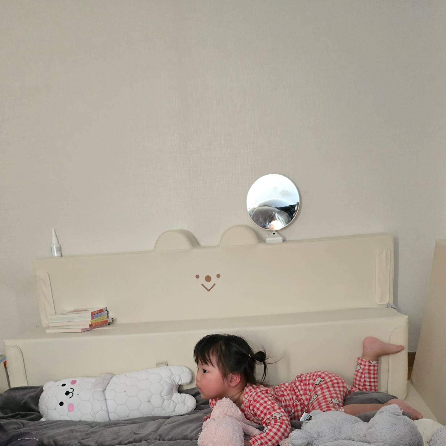 채원이는 오늘도 너무나도 
알집패밀리범퍼침대를 잘 쓰고 있고 있답니다!

3in1 변신 패밀리범퍼침대!
헤드와 세이프가드는 쇼파로 
사용하기 위해서 폭신한 소재로
대신 안전을 위해 15cm 두툼하게!

옆면과 바닥면은 바닥매트로 
사용을 할 수 있게 층간소음 
완화 특허 알집구조 내장재가 들어있어요!

뒤로 넘겨보시면 차이점을 한눈에
보실 수 있으실꺼에요~

오늘도 적응 잘하고 있는 울 공주!
저녁에도 잘자자❤️

#알집매트 #패밀리범퍼침대 #특허받은알집구조 #국민매트 #범퍼침대 #아기침대 #유아침대 #유아매트 #아기매트 #아기쇼파 #아기방꾸미기 #아기가있는집
