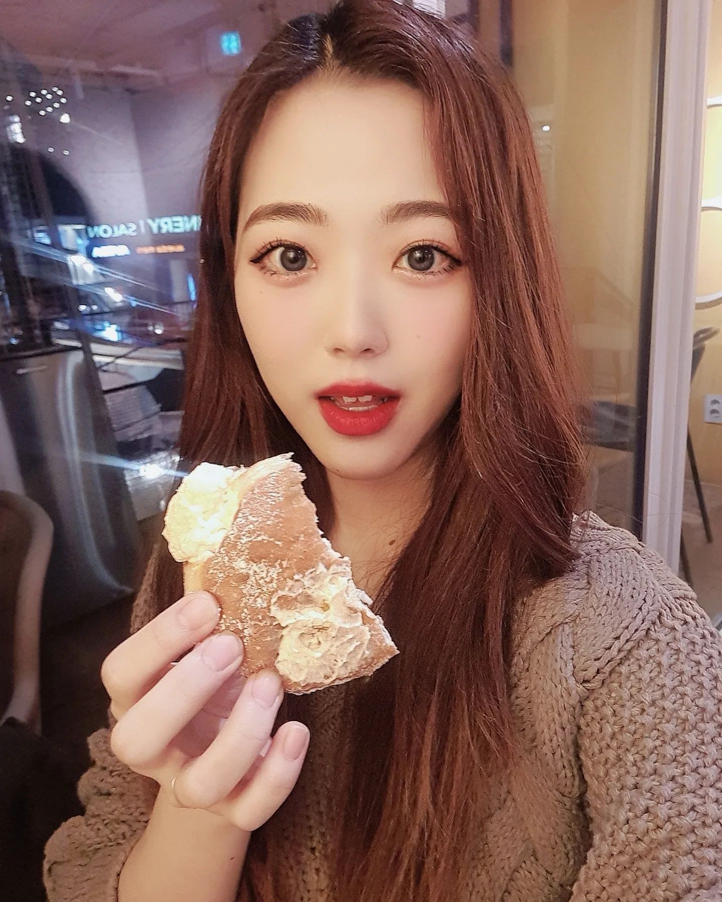 #협찬 나  크림빵 좋아했네...❤️

빵피는 어느 정도 밀도 있으면서 퐁신한데 안에 크림이 완전 부들+쫀득해서 술술 들어가요ㅠㅠ

크림 느끼해서 잘 못 먹는 저도 순삭했다는 건 진짜 맛있다는 거,,

미드센츄리 컨셉의 카페인데 지금 벌써 크리스마스 그 잡채더라구용🎄💕

모든 베이커리는 당일 아침에 생산하고 마감 때 폐기 처리해서 그런지 기름진 거 없이 깔끔하고 1도 느끼하지 않았다는ㅠㅠ

특히 뉴욕롤이 요즘 핫하다는데 저녁에 가서 아쉽게 품절ㅠㅠ
담엔 꼭 뉴욕롤 먹으러 와야지😢

.
.
.
.
.

#상수도넛#상수역도넛#상수동도넛#상수카페#상수디저트#상수역카페#상수역디저트#상수동카페#상수동디저트#상수베이커리#상수역베이커리#상수동베이커리#상수베이커리카페#상수역도넛카페#미남당&배배꼬