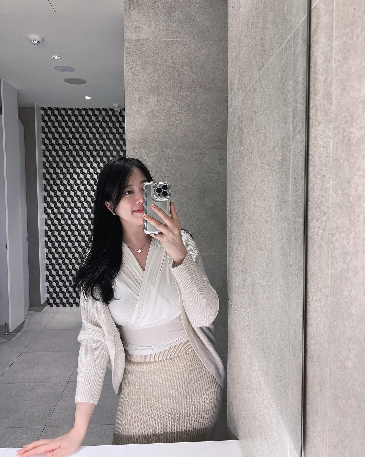 횐님들이 조아해준 사진 피드 박제,
베이지 안어울리지만 -🤍그래도 요즘 내 최애 착장 👀✨

#ootd