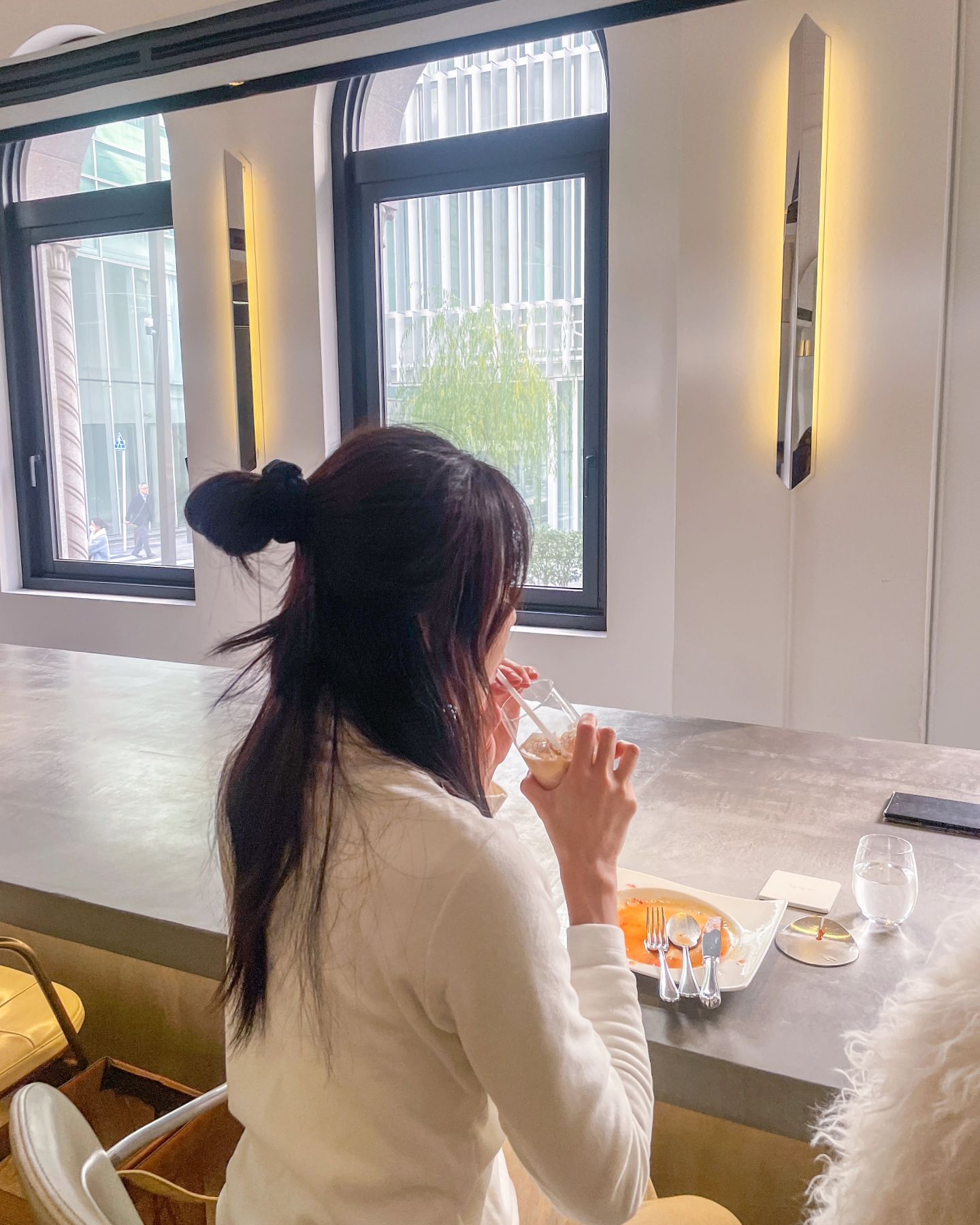 도쿄 긴자에서 방문했던 고급진 분위기의 크레이프, 디저트 맛집 :) 
처음 갔을 때 만석이었고 대기 마감되어 다음 날 다시 방문! 
점심시간 즈음 방문하니 자리가 있어 바로 착석. 

직원분이 앞에서 정성스럽게 천천히- 오렌지 소스와 함께 끓여서? 담아낸 크레이프, 커피와 함께 내어주신다❤️
이 중 상큼한 맛의 딸기가 젤 괜찮았고 개인적으로 나는 과일, 생크림, 아이스크림 올라간 일반적인 크레이프가 더 맛있다😋