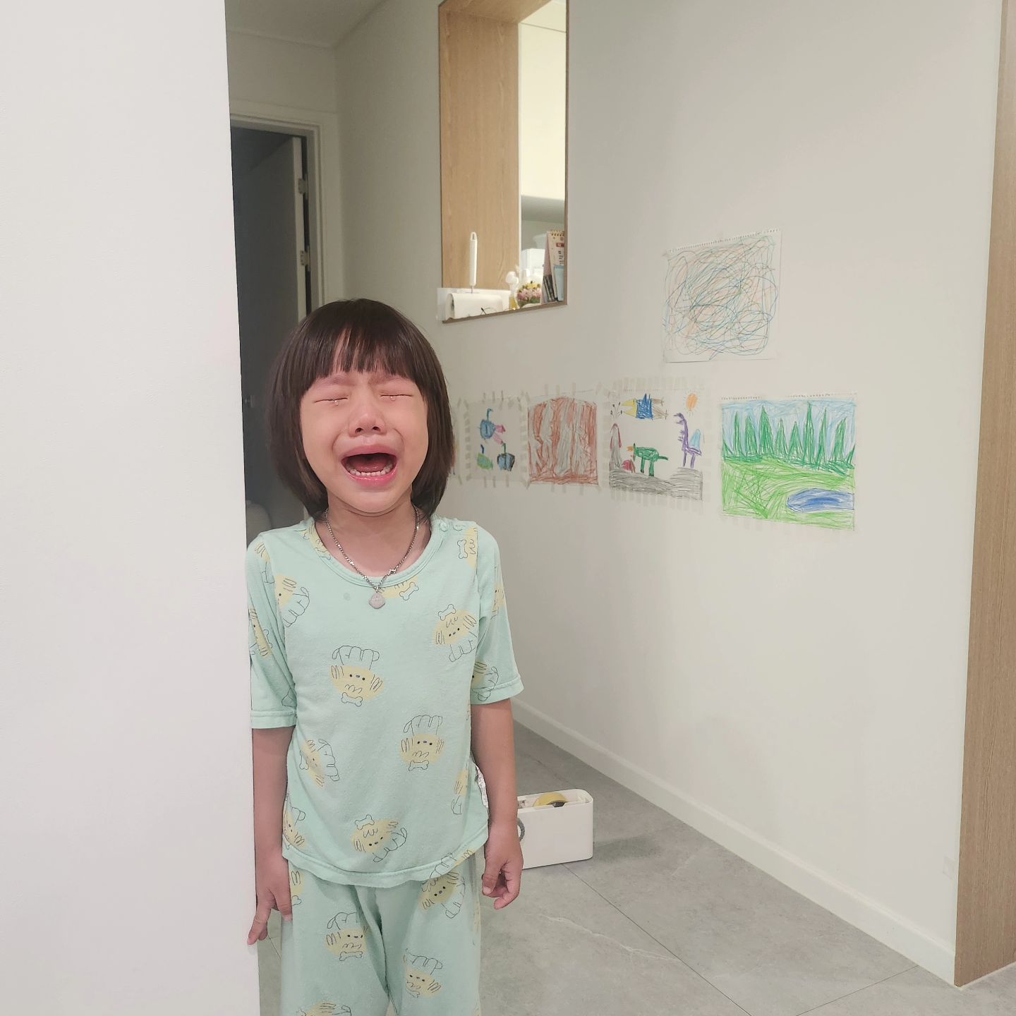 #주말일상
- 스케치북 한권을 다 쓰고 벽에 자꾸 붙여서
❝별로다!❞ 했더니 자기그림 별로라고 했다고 빵터짐🤣
- 숙제없는 주말 우리형아는 한글공부하는데 동생은 항상 그림그리기
- 전날 같이 별로라고 했으면서 같이 붙이고 있노..‎¯ࡇ¯‎.......
- 봄이 뉴하우스가 도착했는데 우리형아가 만들어주겠다고 열심히 만듬
- 완성하고는 왜 니들이 번갈아가며 들어가냐ㅋ⫬ㅋ⫬
- 그래도 우리봄이하우스 인형이랑 장난감 넣어서 꾸며줌! 봄이도 만족♡
- 베란다에 있을 땐 안가더니 거실로 들여주니 자꾸 봄이집 들락날락! 
(저러다가 집 뿌시면 니들 용동으로 다시 산다!!!)
- 쓰레기버리고 온 사이 사고친 리리들🤯 
거기다가 키를 왜 쓰니...하..😱🤦🏻‍♀️ 하필 또 핑크싸인펜이야..
- 과학실험이 하고 싶다더니 알록달록 색종이로 머하는겨 #과학실험맞냐
- 결국 마무리는 욕실행인데 욕실도 알록달록 종이찌꺼기 그리고 바리 목욕💦

주말이틀이 이상하게 길다.. 안하던 사고를 자꾸 치는게
아가 때 안하더니 커서 하는구나. 둘이 쿵짝이 아주그냥 찰떡이구나!

#대환장파티