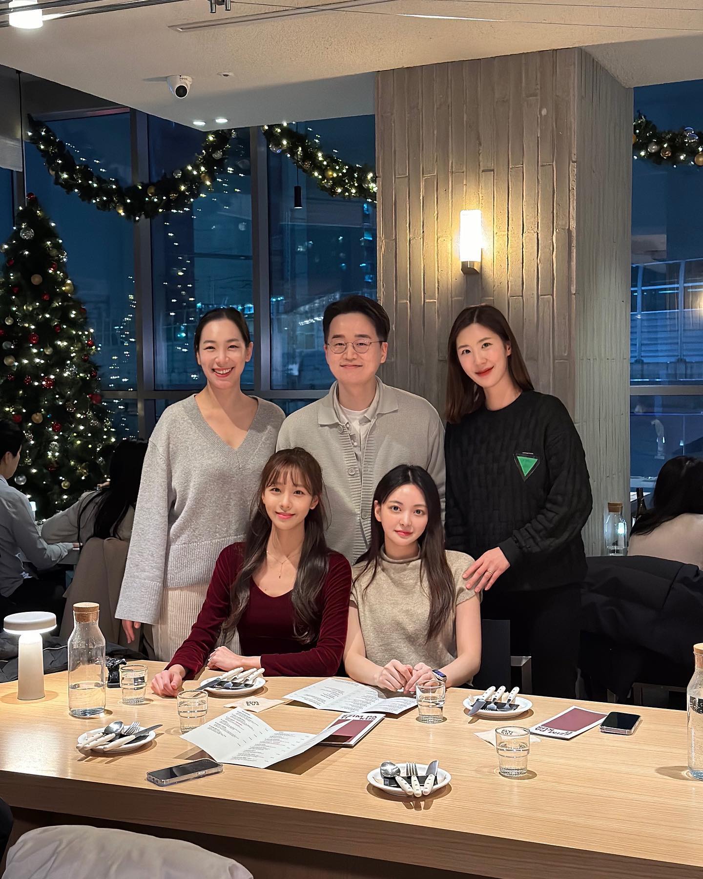 뚝섬역 파노라마 뷰가 끝내주는 야경맛집
#성수심퍼티쿠시
깜깜해진 저녁야경에 2호선열차가 지나가면
분위기 깡패라구요! 시원하게 뻣은 창문으로 열차 지나가는게
360도 여기저기 어디서든 다보여서 너무나 로맨틱합니다
지금 연애를 하신다거나 썸타고 있으시다면
당장 예약하셔서 창가자리를 사수하세요
80%는 먹고 들어가는 분위기 ❤️
그리고 여심저격하는 메뉴들이 가득합니다
뇨끼는 이야기안해도 유명해서 ..
차돌고사리 파스타는 너무너무 여자마음에 쏘옥드는
이쁘고 맛있는 조합 🤤🍽️
비프타르타르도 다른곳에서는 맛볼수 없는 특별한맛
사랑에 빠지고 싶다 ?! Or 누군가에게 잘보이고싶다
이번주 바로 예약부터 하시죠 ❤️
나는 아름다운 미미회 회원들님과 오늘도 사랑에 빠졌ㄷ ㅏ💕

#미미회 #미미회성수 #심퍼티쿠시성수 #뚝섬역 #성수맛집