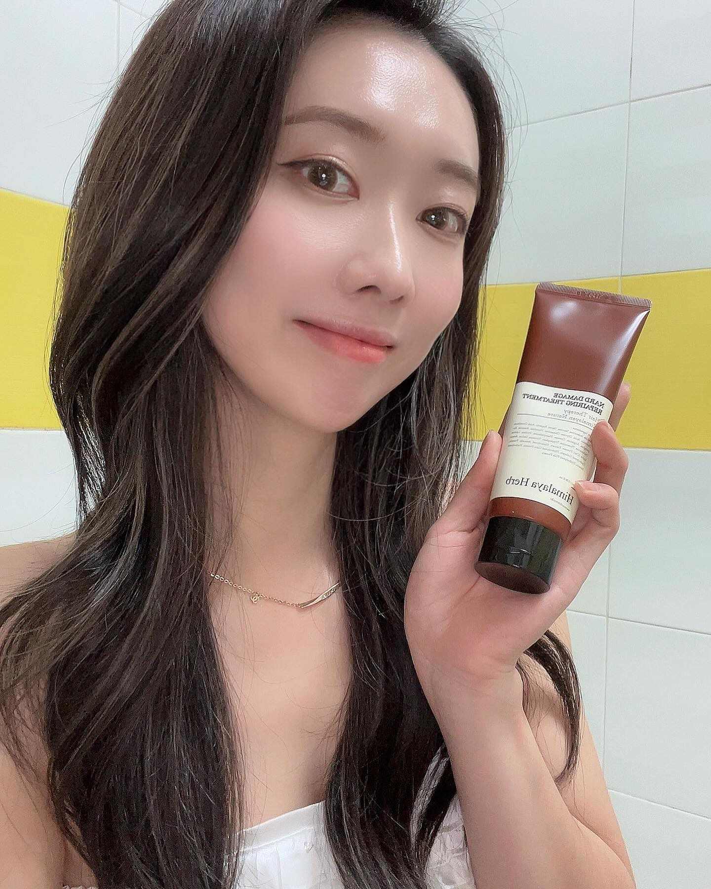 #협찬 
올리브영추천템 “나드” 리셋샴푸+리셋헤어팩💆🏻‍♀️
저희 센터에서도 회원님들께 제공되고 있는 나드 제품이라 더욱 반가웠어요❤️
염색하고 난 이후로 푸석하고 윤기 없던 제 머릿결이 고민이였는데요. 
트리트먼트 종류별로 사고 헤어 오일도 엄청 바꿔봤는데 일시적일뿐 소용이 없더라구요🥹

센터에서도 많이 사용 했지만 이제 저희집에도 나드로 샴푸만 하나 바꿧을 뿐인데...
빗자루처럼 푸석한 머릿결에서 윤기나는 엔젤링헤어로 손상모 리셋이 되어요✨
먼저 저는 머리 숱이 많은편이라 샴푸양도 많이 사용 하는데요
거품이 풍성해서 소량펌핑해도 거품 많이 나와요

1회사용 만으로도 모발 큐티클 38.2%개선/모발윤기 23.3%개선
나드는 올리브영 단독제품으로 기존 자사제품보다 성분도 업그레이드 
아미노산 추가로 32종 함유로 빈틈없는 영양을 주어 부드럽기 윤기나는 모발로 만들어주더라구요🤎

✔️잔잔한 허브향이 감도는 매력적인 (플로럴 향) 
나드의 시그니처 향인데 (남여노소 사용가능) 향이너무 좋아요❣️
✔️엄선된 성분으로 (온가족 사용 가능)

가까운 올리브영이나 올리브영온라인에서 만나요🤗
📍https://han.gl/oyfhNM

⭐️500ml 구매시 + 100ml 증정
⭐️올리브영에서만 만날 수 있는 상품으로 알찬 구성에 할인까지 받아 가세요

나드 좋은거 왜 이제 알았나 몰라요🙈 좋은건 함께 써야져🫶🏻
.
#올리브영추천템 #올리브영 #올리브영추천 #올영추천템 #올리브영샴푸 #올리브영트리트먼트 #나드샴푸 #리셋샴푸 #나드트리트먼트 #리셋헤어팩