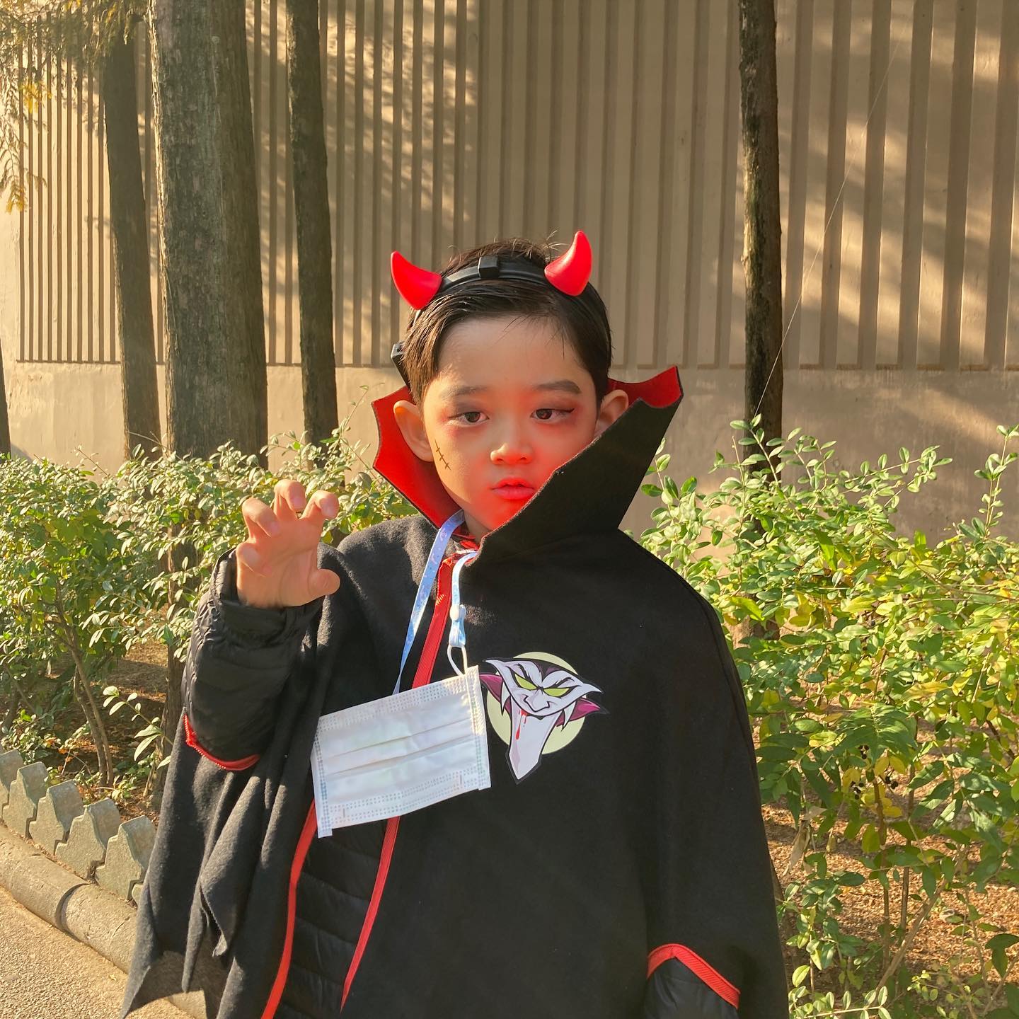 #할로윈코스튬 

평소에 애들한테 이런거 왜해주나 했는데 
유치원에서 파티를 하는구나.. ㅎㅎ

다이소 몇군데 갔는데 너무 늦게 갔는지 
할로윈 물건들이 다 빠져서 급 쿠팡주문;
그래도 분장 덕분에 분위기는 나네🎃😈

친구들이랑 나눠먹으라고 작은 간식도🍭

#할로윈파티 #유치원할로윈파티 
#아기뱀파이어 #유령사탕 #구디백