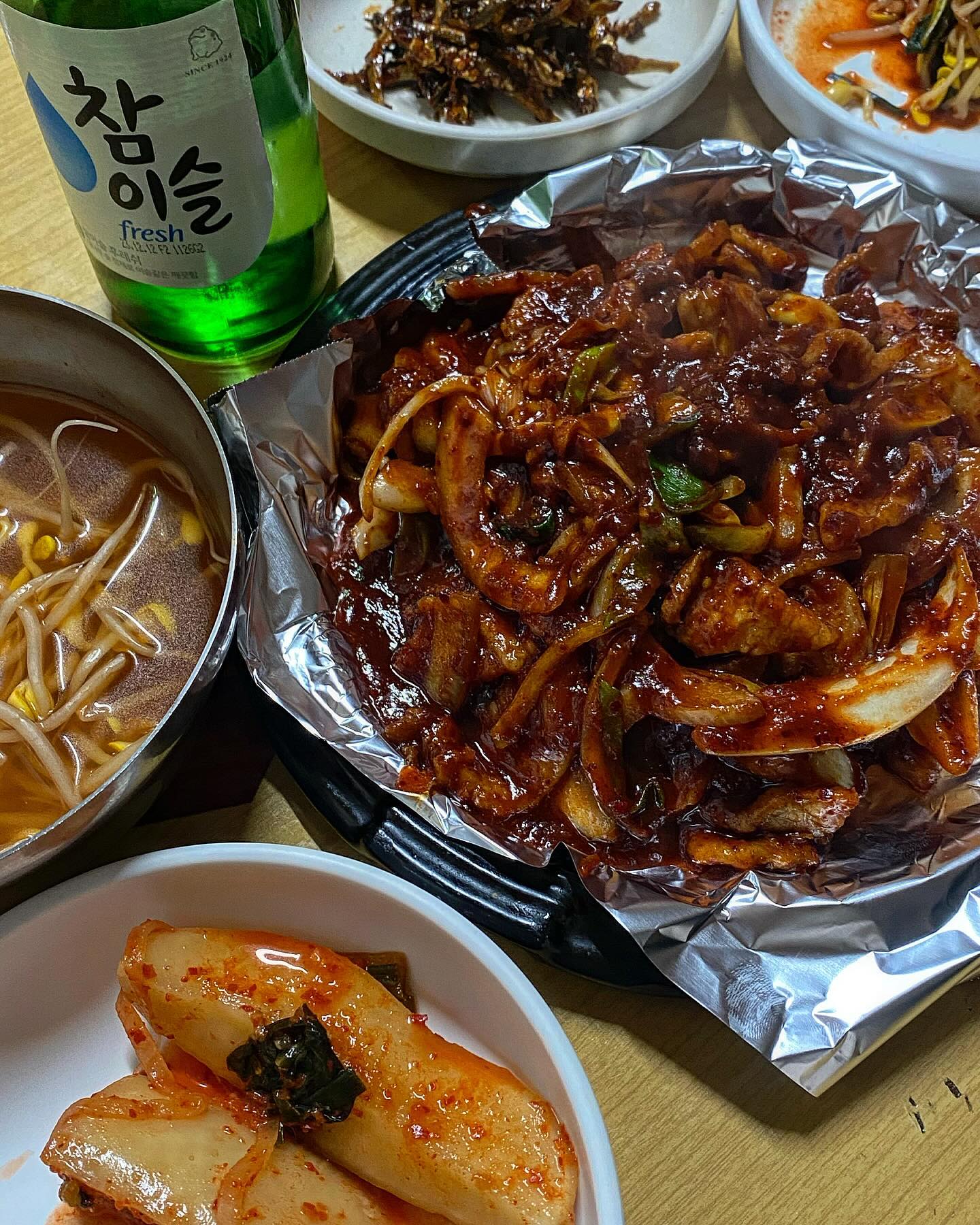 💬 가격이 2014년인가요? 도랏;;

간판부터 압도적인 레트로 느낌이라 빨려들어갔는데
이모님 솜씨며, 내부 인테리어 찐으로 갬성 뿌셔버립니다;

블로그 찾아보고 고기 야무지게 볶아주시는 것 같아서
#돈육볶음 주문과 동시에 다음메뉴 고민했쥬 😅

일단 모든 테이블이 주문하는 #계란말이 까지 추가!
기본반찬부터 엄마 아니고 할머니 손맛 느껴지는 ,,
얼큰한 콩나물 국에 바로 소주 한병 클-리-어-🍶

돈육볶음 나오니까 양념 때깔이 딱 밥 필수;;
안타깝게 밥이 없는데 옆에 슈퍼가서 사오라하심ㅎ
슈퍼 사장님 옆집에서 왔다니까 뜨끈하게 데워주시니
요즘 같은 불경기에 상부상조 하는 느낌이랄까 🫶🏻

매콤하면서도 달큰한 돈육볶음에
아낌없이 퍼부어 만들어주신 달걀말이,,
소주 금방 사라지고 안주도 금방사라져서(?)
바로 다음,, 다음 안주 계속 추가요 ㅠ

#오징어두루치기 15000원 실화세요?
오징어 요즘 짱 비싸던데 진짜 이래도되나,,
양도 많고 국물 진짜로 소주 한박스 쌉가능이라
내 앞에 놓고 독차지해버리기 ^^b

전체적으로 매콤한 음식과 반찬들 덕분에
맵찔이들 속 달래주기위해 #부추전 까지 추가!
이런 말 해도 될지모르겠지만 ,,
Jolla 크고 바삭하고 개 존맛탱입니다 🫢

간만에 찐맛집 찾고 내가 #대전맛집 으로
인스타 시작했던게 떠오르며 새해맞이 뜨거운 다짐🔥
을 하려다가 일단 다이어트부터 해보는게? 키키

아 어쨋든 맛도 가격도 분위기도 딱 내스타일!
소주 찐으로 좋아하는 사람들 멱살잡고 가야할 곳 1순위
다음에 또 만나요 ୧( “̮ )୨✧ 

#금복집 #대전숨은맛집 #술꾼추천 #용문역맛집