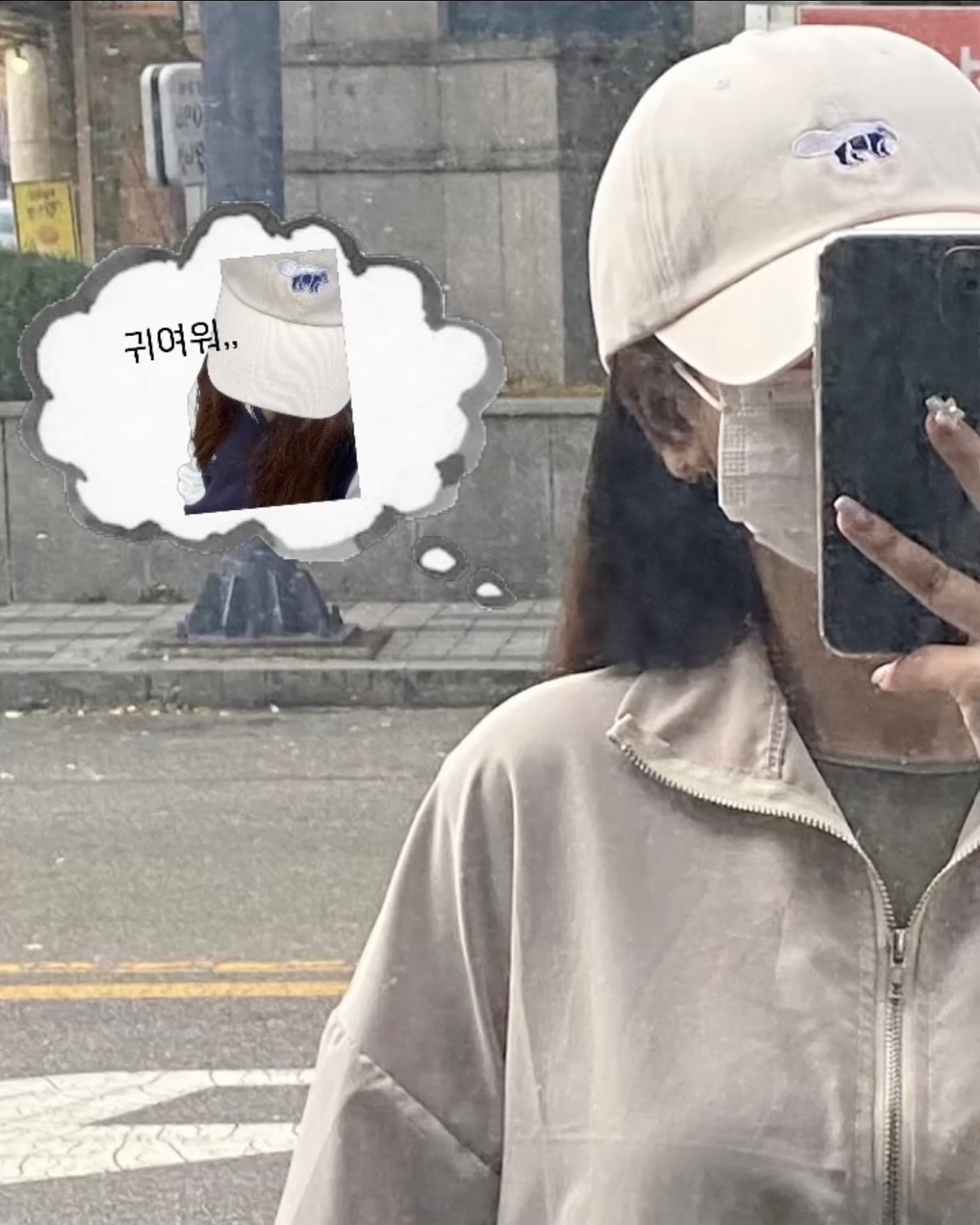 #협찬 #스키니스컹크 
핏 예쁘고 퀄리티 좋은 데일리 볼캡‼️

바로 휘뚤마뚤 쓰고 댕기기 좋은 스컹크스키니 볼캡인데요🤍🖤

남녀공용으로 자유롭게 끈 조절이 가능하고 
오버핏으로 챙이 길고 깊이감이 있어서 
소두인척 ssap가능이예요~ ㅎㅎ 
얼굴이 평소보다 작아보여서 패션모자로 넘 좋은 볼캡!

시그니처 로고가 꽤 귀엽고 
깔끔하고 심플한 디자인이여서 
어디에 코디해도 찰떡으로 어울리는데 !
캐주얼, 꾸안꾸에 가장 어울리는 듯 해요✨💕

블랙이랑 크림 외에도 베이지, 그레이 컬러가 있으니
데일리 모자 한 번 구경해보세요~ 완전 강추 찐추👍

>> skinnyskunk.official 

#모자브랜드스키니스컹크 #볼캡모자 #얼굴작아보이는모자 #일상 #데일리 #모자추천 #이쁜모자 #로고모자