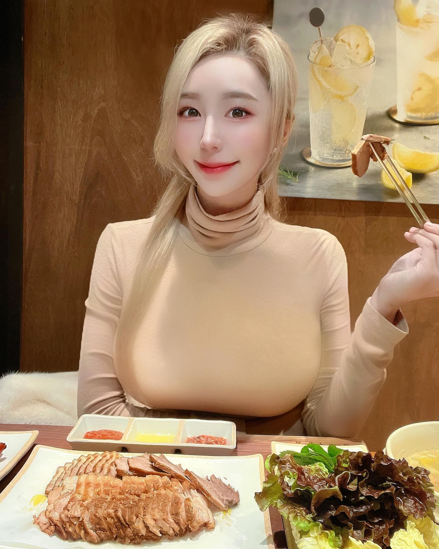 🏆금배추보쌈🥬
불당골목에 새로생긴 보쌈&해물칼국수맛집
직접 담근 국내산 김치에 잡내 없는 고기,
배추와 조개&황태가 들어간 깔끔한 국수 국물..
남녀노소 다 좋지만 점심 회식하는데 괜찮은 곳 없을까..? 할때
맛과 분위기&주차할만한 장소까지 다 잡을 수 있는 곳이에요
저희 가족들 모두 만족하면서 먹고,
바로 옆 카페에 가서 커피로 입가심까지 했어요 :)

금요일 토요일밤엔 삼겹살집이랑 술집도 붙어있어서
주말모임하거나 사람 구경할겸~~
산책 마실 나오기에도 좋을 것 같아요!
메뉴판 함께 올려놨으니 가보실 분들은
꼭 참고해서 즐거운 식사하시기를..♡

geumbaechu 
이외에 주소나 자세한 내용들은 Link in bio 
@@@블로그 참고해주세요@@@

#금배추보쌈과칼국수