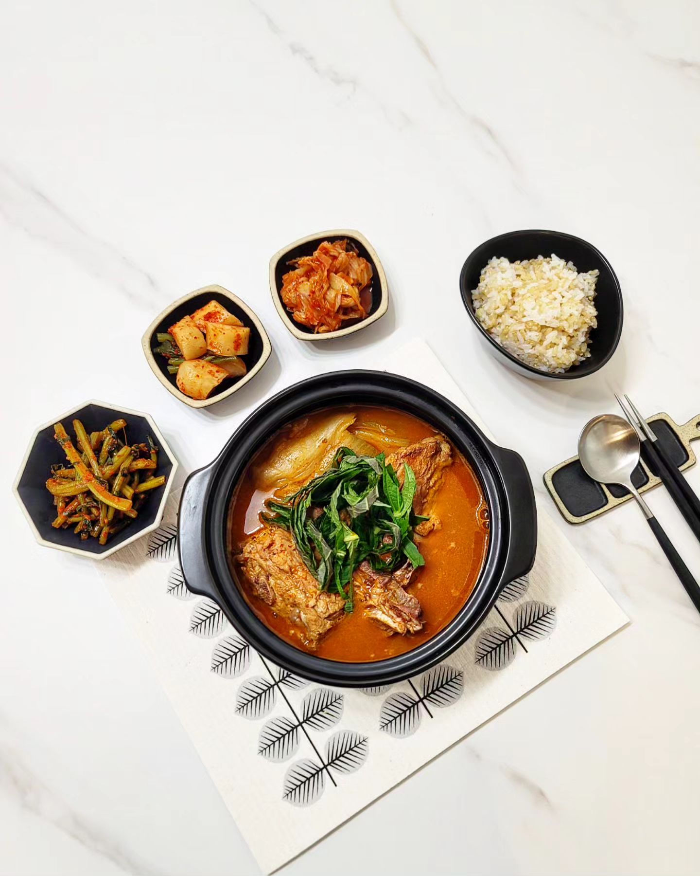 #협찬 #정봉이네 #정봉이네뼈해장국

집에서도 잘 끓인 맛있는 뼈해장국을 즐길 수 있는 방법~ 정봉이네 뼈해장국 먹어주는건데요

영양사가 직접 제조, 공정하고 영양가까지 신경 써 만든 뼈해장국입니다. 답답해서 직접 만들었다고 하는데 그래서인지 제대로 만든게 제품으로 느껴지더라고요

잘 끓여져 고기도 부드럽고 살코기도 많아요. 뼈에 붙은살 좋아하는데 잘 발라져서 좋고 우거지랑 같이 먹으니 더 맛있어요

국물이 많이 짜지 않은데 감칠맛은 진한~ 뜨끈 든든하게 먹을수 있는 정봉이네 뼈해장국입니다

한봉지 넣고 끓이고 깻잎만 송송 썰어 올려줬어요. 맛있게 뼈해장국 한그릇 완국ㅋ 몸보신한 느낌^^

정봉이네 뼈해장국~ 레토르트 제품이라 보관도 부담없는데 쟁여놓고 맛있게 먹어줘야겠어요

#야식 #캠핑 #안주 #간편식 #음식 #가성비 #추천 #레토르트 #정봉이 #여행 
.
.