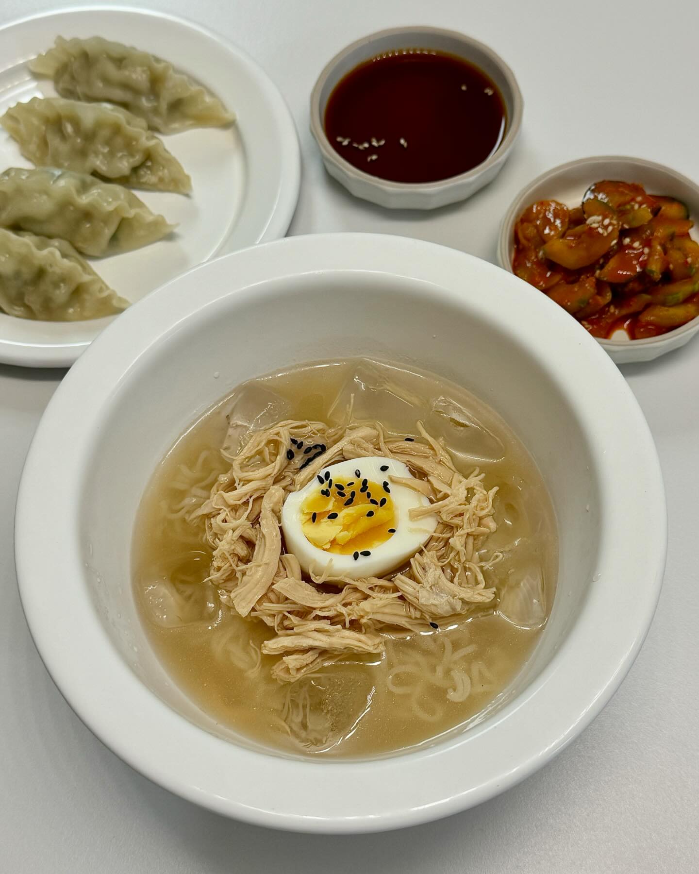#제품제공 #협찬 하니쿡👩🏻‍🍳

어제 중복이였는데 하니는 바빠서 하루 늦은 오늘
시원하고 새콤한 더미식 초계국수랑 닭고기교자를 먹었어요😊

아니 글쎄 초계국수 만드는거 닭삶고 육수만들고 등등
굉장히 어렵고 복잡할줄 알았는데 더미식 초계국수는 5분만에
초간단으로 만들 수 있어서 호로록 간편하게 먹기 너무 좋더라구요
특히 요즘 너무너무 덥잖아요 더운날에 입맛도 없는데
새콤함이 입맛을 돋구아주고 얼음 동동띄워서 먹으니
더위를 싸악 잊혀지게 해주는 맛!!🥶🥶

퍽퍽한 닭고기 만두는 잊어라!! 더미식 닭고기교자는
육즙이 가득해서 완전 촉촉하고 피는 얇고 속은 꽉차서
아주아주 맛나더라구요!!🥟🥟

역시 믿고 먹는 더미식 제품들 최고최고👍

🏷️ themishik_official 

#초복맞이 #중복맞이 #더미식초계국수 #초계국수 #닭만두
#닭고기만두 #닭고기교자