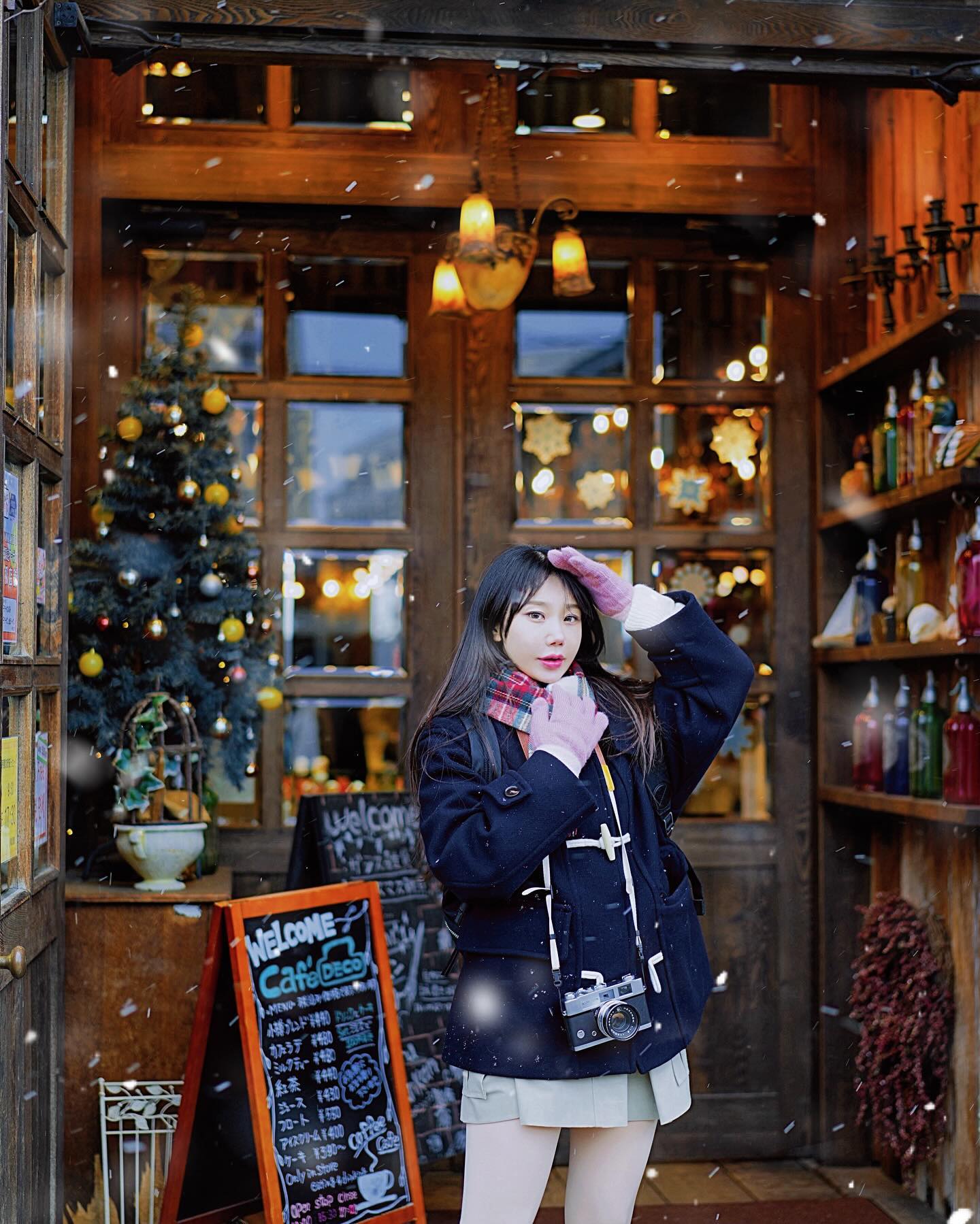 함께 있지만 혼자 있는 것 같은 
일본에서의 고요함이 너무 좋았다..⛄️

#삿포로 12월9~ 13 겨 울 휴 가 

저는 직업 특성?상 피크때인 여름휴가 안가고 
겨울휴가⛄️를 가요

첫날에는 쌓인 눈을 볼 수 없었지만 그래도 좋았던 삿포로

추위에 취약하다 매우매우 ...
그래서 항상 겨울에는 여름나라로 도망을 갔었는데 
겨울여행을 가게 될줄이야⛄️
사실 눈을 보는것보다 
(넘 추우면 눈이고 뭐고 , 눈🧏🏻에  눈❄️ 잘 안보임😆❄️)
미누 놔두고 혼자 대욕탕 가는게 넘 좋았구,
주말에 혼냥뒹굴이 행복하고 특히 추운날에 겨울잠 자는 려은이는
혼자 있는게 점점 더 좋아져서 큰일?이당 🤣

이런 나랑 함께 있어줘서 고마웡 다들모두🫶🩵

#삿포로여행 #삿포로코디 #여행스냅#스냅촬영 
ucla_lifestyle_korea #UCLA #유씨엘에이 #데일리룩코디  #스포티룩 #셋업 #훗카이도여행