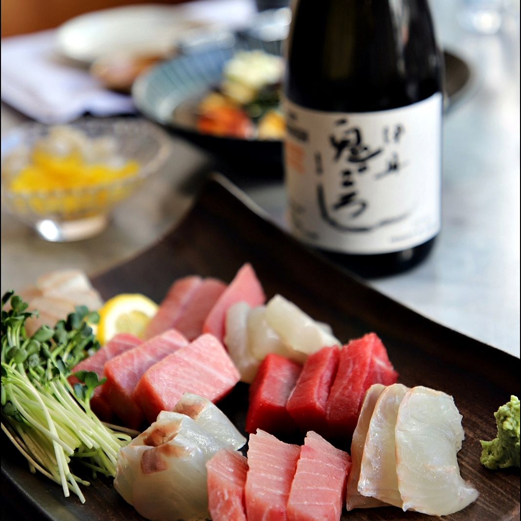 #광고
강남역과 양재역 사이에 있는
분위기좋은 #양재진스시
착한가격으로 모듬회, 모듬해산물, 코스요리까지 즐길 수있고 직원들도 친절하고 가성비 좋고 룸도 많아서 예약은 필수 !!!
저녁코스 먹었는데
회가 싱싱하고 참치뱃살 퀄리티가 대박👍
가성비가 기대이상이였어요!!
술한잔하기에도 좋고 모임하기에도 좋은곳으로 양재진스시 추천해요
📍: 서울 서초구 강남대로43길 22-2
🕰: 11:30-22:00
☎️ : 02-588-3330
#진스시 #강남진스시 #양재역진스시 #양재역맛집 #강남맛집 #강남역맛집 #양재맛집 #서초동맛집 #서울일식코스 #상견례장소
#데이트맛집추천 #양재역일식 #양재역술집 #강남회식장소
#양재역회식장소 #뱅뱅사거리맛집 #강남일식집 #강남일식맛집 #강남역일식 #맛집 #선팔 #맞팔