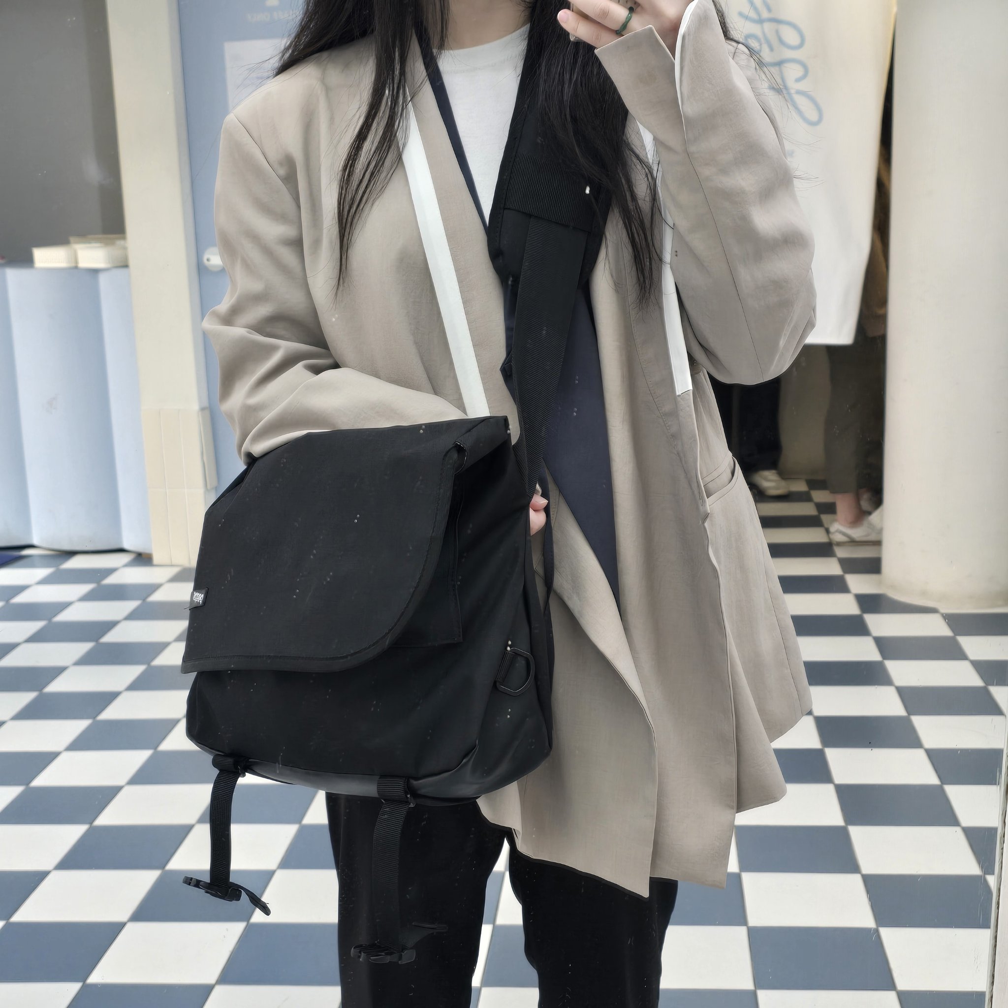 #협찬
넉넉한 크기, 깔끔한 디자인으로
보부상을 위해 나온 것 같은 메신저백!
.
.
.
#데일리룩 #코디샷 #학생가방 #메신저백 #대학생가방 #여자크로스백 #가방추천 #보부상가방 #데일리코디