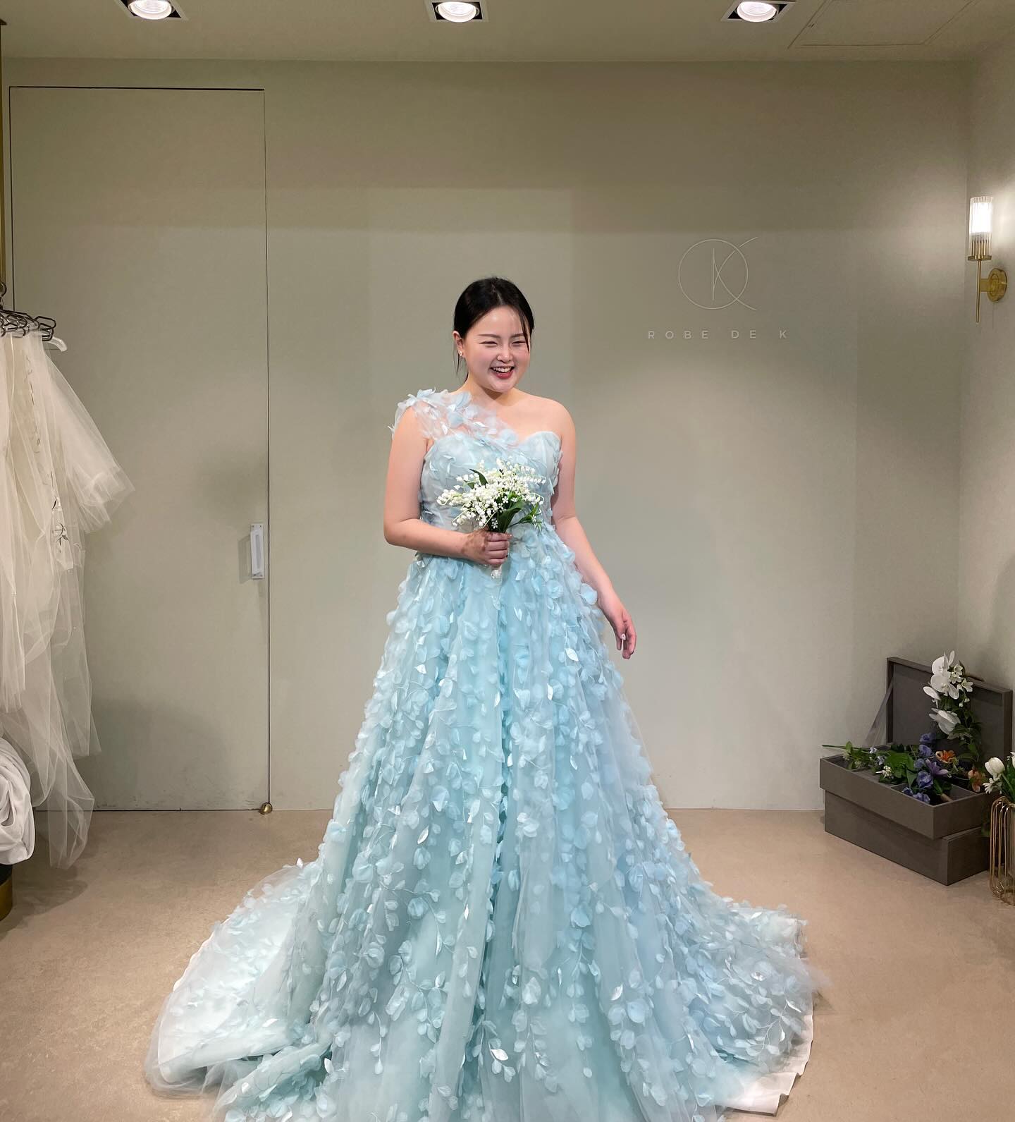 난 내가 이런 거 잘할 줄 알았는데
너무너무너무너무 부끄럽더라구
부케 들고 있는 것도 장군 같고 .. ㅋㅋㅋㅋ
촬영 때는 부끄러움 이겨내봐야지 ~~~~‼️😏