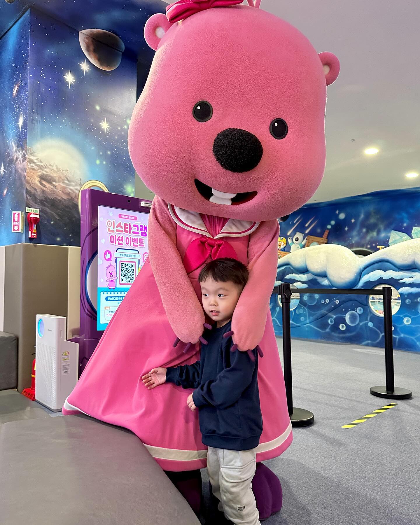 -
주말 내내 오래 떨어져있던게 내심 마음에 걸려서
월요일 얼집 안가구 아담이랑 엄마랑 오붓이 데이뚜🩷
뽀로로파크 가고 싶다더니 5시간 놀고 나온거 실화냐구여😇
평일 찬쓰 누린건 좋았는데, 내 체력 진심 바닥남......
그래도 하루종일 찐하게 붙어있으니까 엄마 충전됐지 아들..?
그리고 다음날 “큰 뽀로로파크 가고 싶어”라고 말하던 최아담..🫠

#작은뽀로로파크는시시한네살엉아 #엄마가운동해야하는이유
#집에안가더놀래여기있을꺼야 #3종세트 #42개월 #아들육아