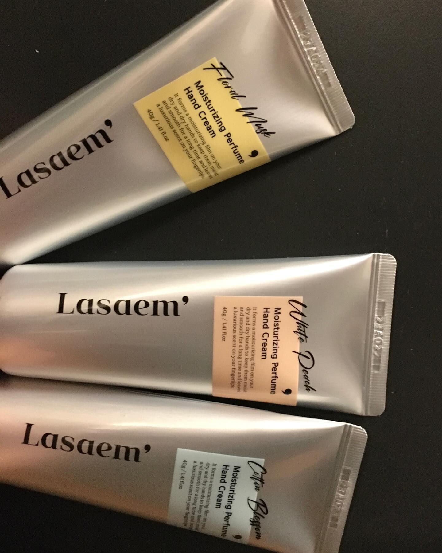 🤍

#라샘콤마 #핸드크림 #lasaemcomma #라샘코스메틱 #lasaemcosmetic #모웰 #데일리 #보습 #관리 #핸드크림추천