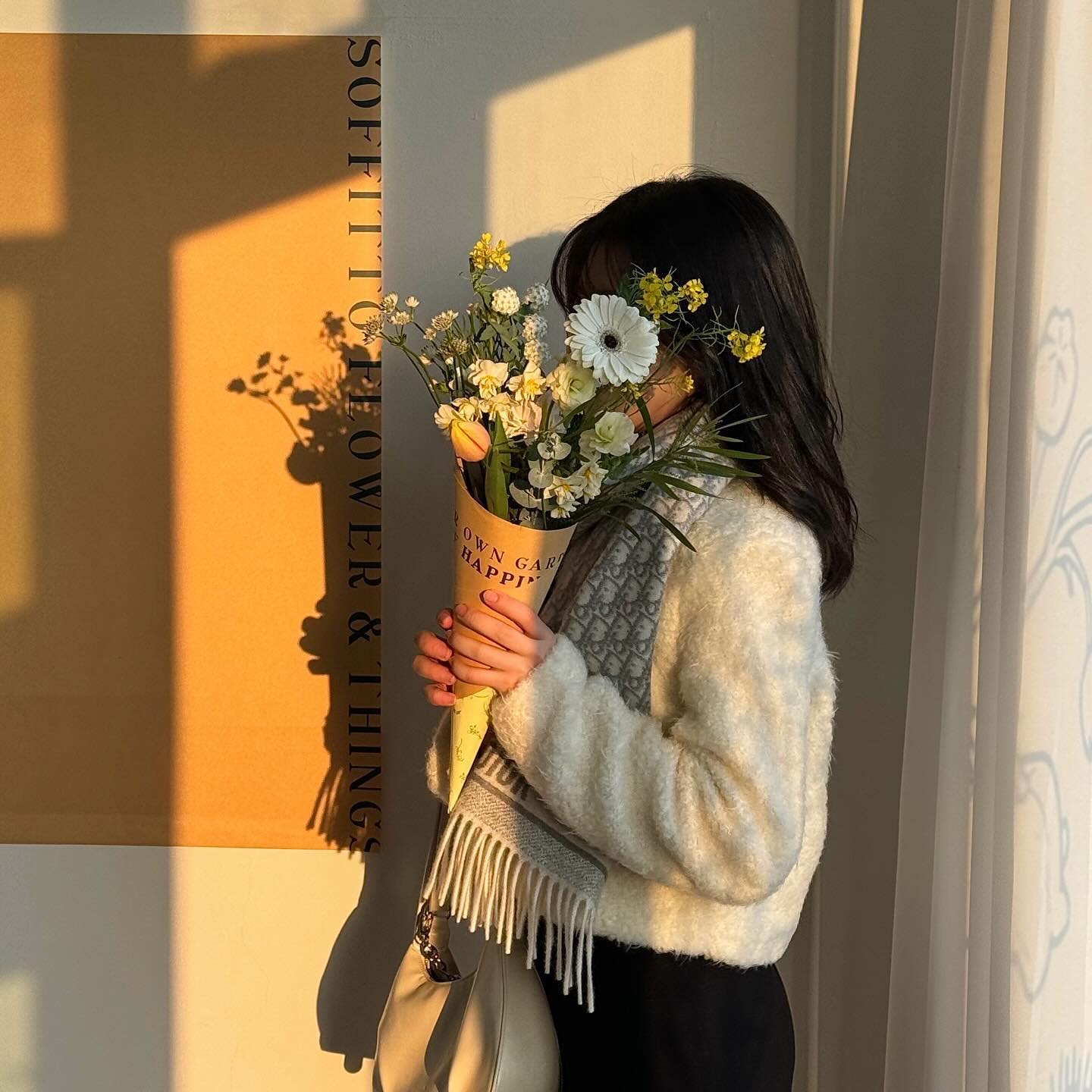 좋아하는 꽃집에서
좋아하는 꽃 가득..💛