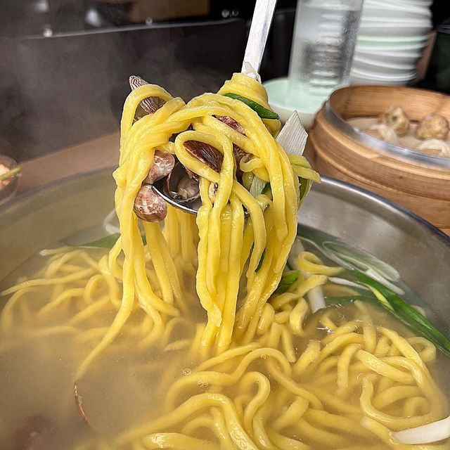 ❥ ❥한가커플❥ ❥ on Instagram: "🍜40분 달려서 꼭 먹어야할 칼국수 맛집🍜 저희는 이번에 화성에 위치한 [황도면옥]이라는 맛집에 다녀왔습니다!!🤴🫅 인스타에서 우연히 술 무한리필 맛