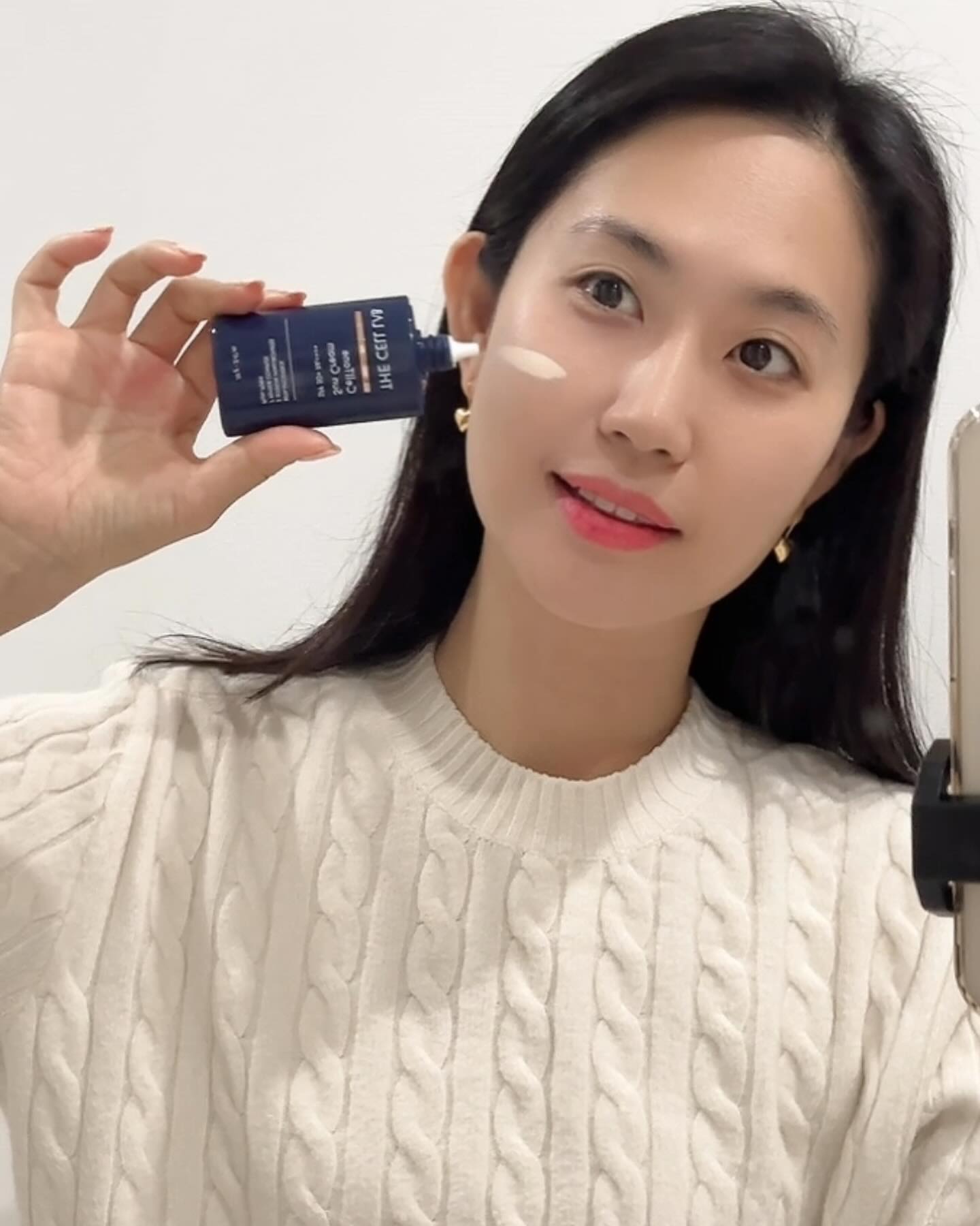 #협찬 
사용할때마다 만족🖤

11만 유튜버이신 강남 피부과 원장님이 만든
✔️[더셀랩] 셀톤 선크림✔️

사용해보니 너무 만족스러워 입이 마르도록 칭찬좀 할께요.
민감 피부에도 순한 무기자차 선크림이예요🤍
자외선 차단지수가 높은데, 단일세안 가능하구요~
수분감이 많아 여러번 덧발라도 밀림없이 촉촉💦
순해서 민감피부이신분들이 사용하기 좋아요.
영상에서도 보여지듯 웜톤인 저에게도 
백탁없이 자연스럽게 톤업이 되었구요!!

저처럼 답답한 화장이 싫으신분🙋🏻‍♀️ 
진심으로 추천드립니다!!
다쓰면 직접 구매하려구요 🫶🏻

#더셀랩 #셀톤 #celltone #선크림 #베타시토스테롤 #피부심 #피부과화장품 #PDRN화장품 #스킨케어 #더마코스메틱
#촉촉한선크림 #선크림추천 #피부미인