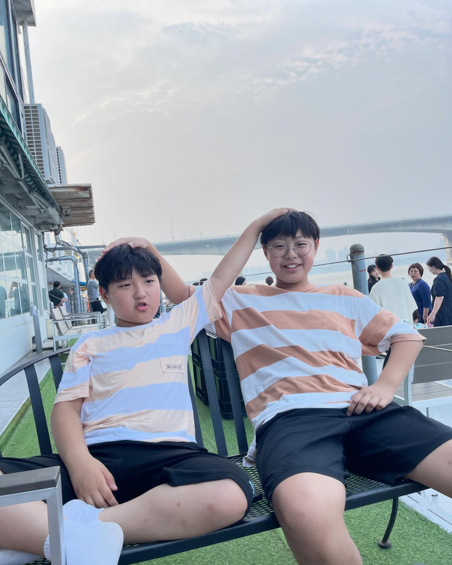 그만 좀 싸워 이 똥강아지들아🤯
엄마 오랜만에 한강 나와서 콧구멍에 바람쐬니 기부니가 져커등🥹

#한강 #여의도한강 #한강에서치맥