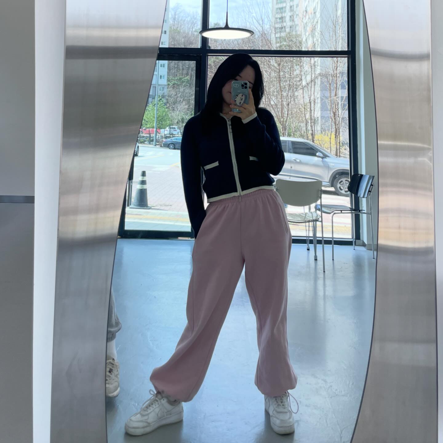 거기 아니고 여기라니까
너 맘대로할거면 나가 이눔시키야

#핑크바지#생머리#히피펌
#나이키신발#에어포스
#쩍벌#셀피#셀카
#커피#플랫화이트#라떼
#강아지#산책#대치중
#주말카페#주말운동
#데일리룩#데이트룩
#데일리#일상#좋아요