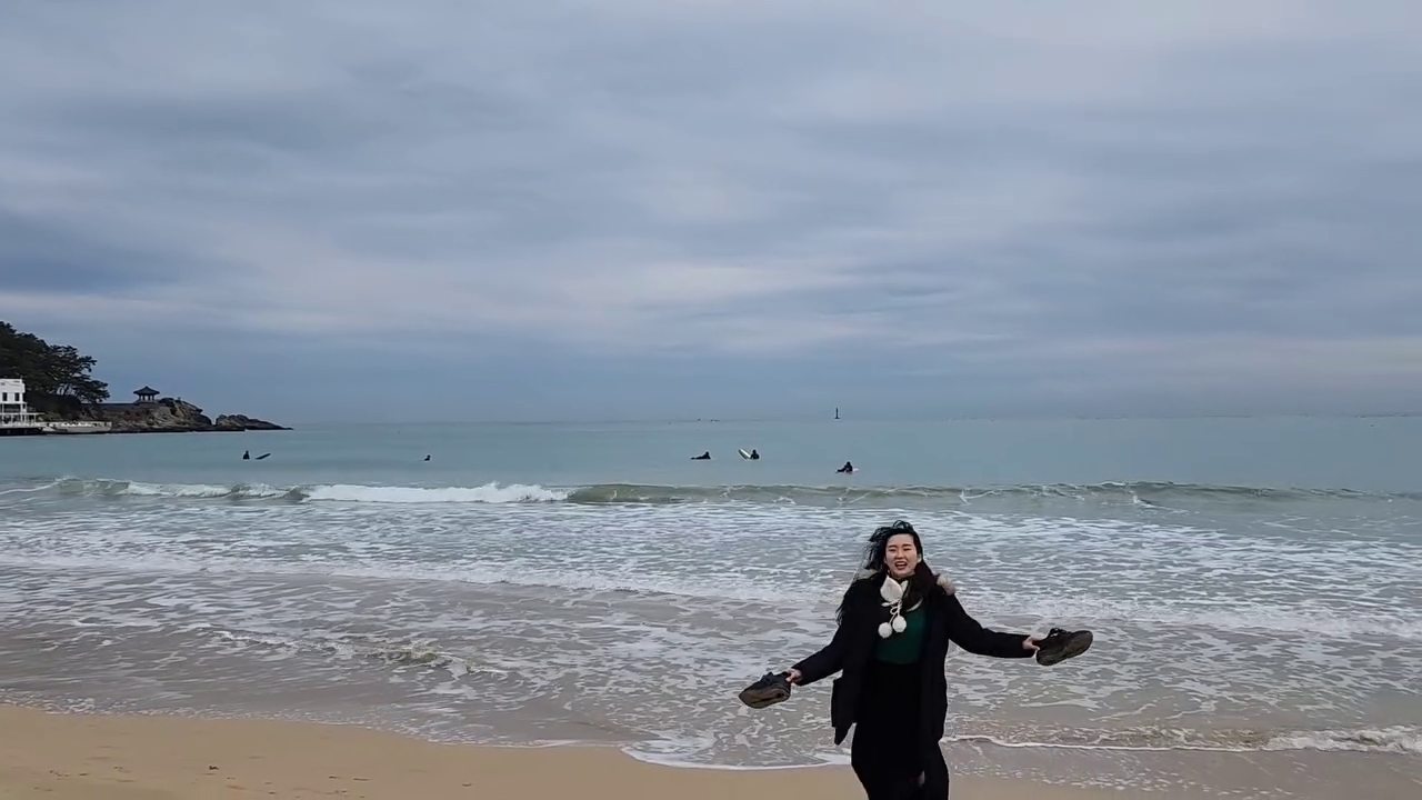 🌊겨울바다의 온전한 자유를 만나고 싶다면..?
바로 #송정해수욕장 😆
.
.
그 유명한 해운대나 광안리에 비해 한적해서 산책하기 좋은 바다인거 같아요! 
날씨가 추워도 다들 신 벗어 던지고 🦶맨발로 해안선을 따라 걸으시는 분들도 많으시더라구요
저도 워낙 바다에 발 담그는 걸 너무 좋아해서 한번 뛰놀아봤습니다!
게임중에 테일즈런너 라고 아실까요..? 거기 도마뱀을 따라해봤는데🫣
제 동생이 많이 재밌어했어요! 이 철없는 언니라고..ㅎ