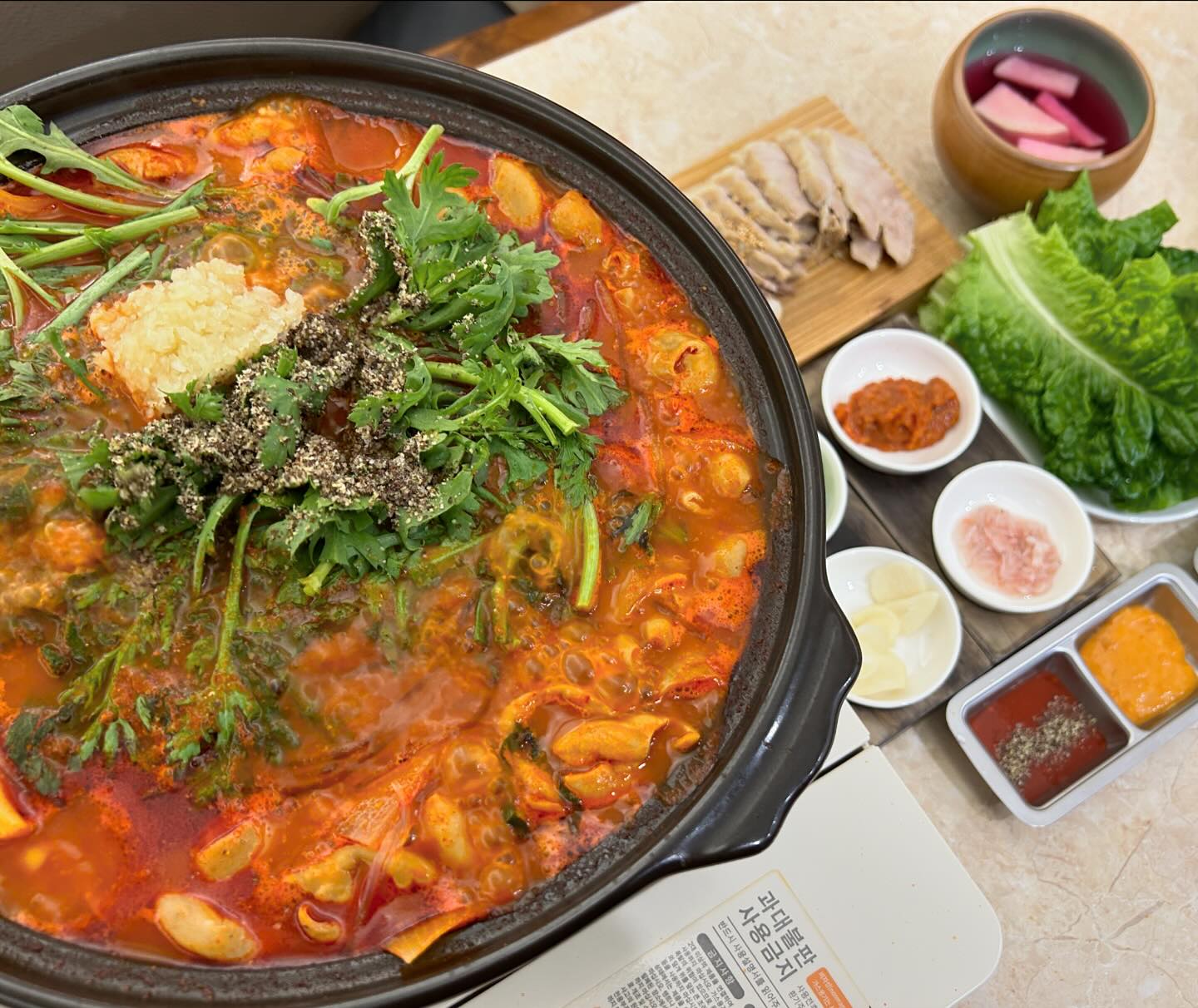 #동신 #동신곱창 #신설동곱창 #신설동맛집 #신설동데이트 #종로곱창 #종로구곱창 #야채곱창 #곱창전골 #곱창전골맛집 #수육맛집 #신설동수육 #수육정식 

신설동 곱창전골 맛집은?? 바로 동신!!!❣️

이전에 곱창전골을 처음 먹어보고 
너무 냄새가 심해서 안좋은 기억이 있었는데요와,,,,,,,,,,동신은 😍
제 기억과 입맛을 완전히 바꾸어주었어요

**곱창전골 2인

얼큰하고 진한 국물이 예술인 전골! 
맛보기 수육도 따로 주시는데 
저는 미니수육도 추가했답니다👍🏻

수육도 너무 담백하고 맛있다.....
밑반찬도 많고 찍어먹을 소스도 많아서 
입이 심심할 틈이 없었습니다 진짜☺️
엄마도 매우 만족해하시면서 드셔서 좋았어요!

이날 제가 좀 많이 우울했다보니 맥주를 3병 시켜 마셨어요😂😅
근데 안주가 좋으니 이게 그냥 술술 들어가면서 
또 기분도 전환이 좀 되더라구요🤭
분위기도 좋고 맛도 있던 동신~~ 
또 찾아올게요 정말 잘 먹었습니다!
