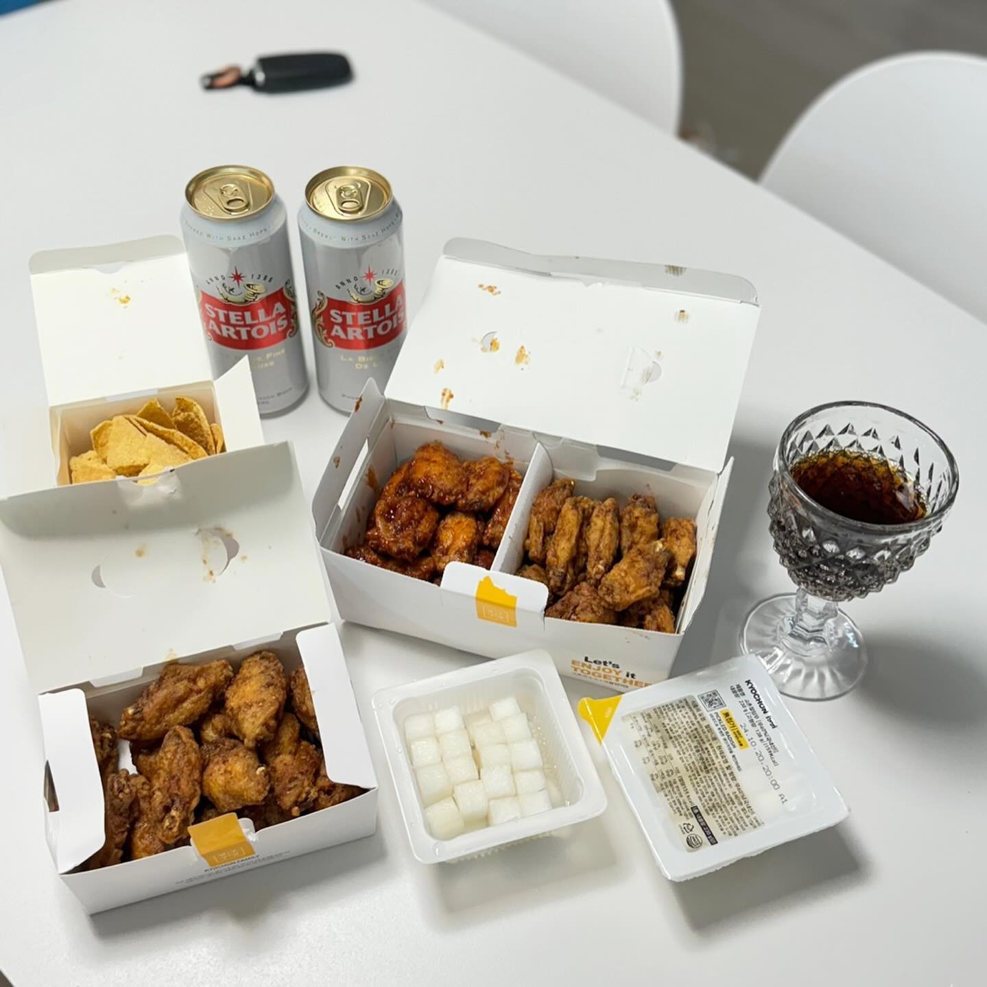 #광고
간만에 애들 좋아하는 교촌 먹방 🍗
배달앱으로 편하게 주문 ㅋ
집 앞에 교촌 있는데 
봉, 윙이 재료 품절이라 조금 먼거리 주문했는데
양도 더 많고 서비스도 주시네 ^^*
🍺 완벽한 밸런스의 벨기에 프리미엄 맥주 #스텔라아르투아 도 빠질수 없지요
주당들의 입에 딱 맞는 청량감, 향긋하면서도 특유의 씁쓸한 맛이 아주 잘 어울려요
강추 🍻

inflca stellaartoiskr #스텔라아르투아 #배달의민족
*경고: 지나친 음주는 뇌졸중/기억력 손상이나 치매를 유발합니다. 임신 중 음주는 기형아 출생 위험을 높입니다. 제조사/판매사: 오비맥주