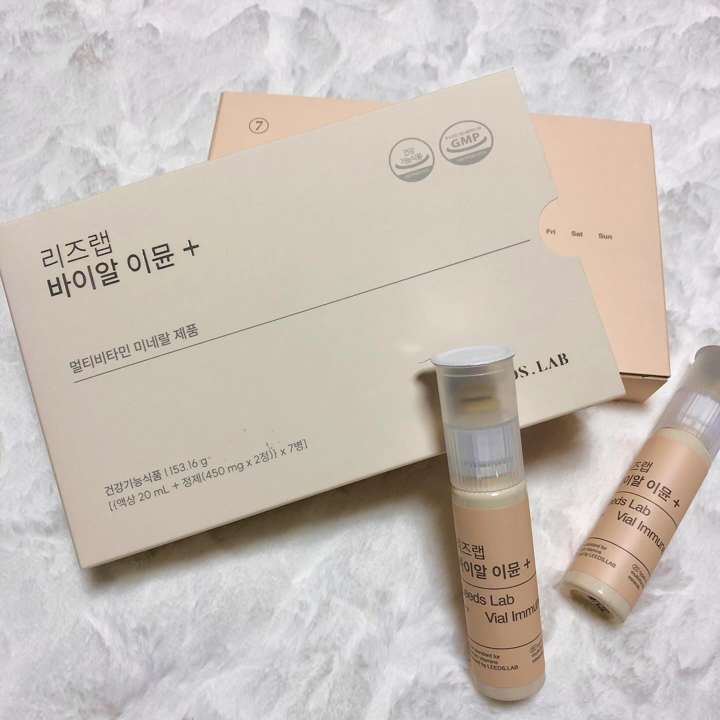 #협찬 멀티비타민💊 추천
배우 이민정비타민으로 유명한 리즈랩 바이알 이뮨 플러스 솔직 후기✨

국내 최초 최다 22종 영양소 함유, 기존 19종 영양소보다 비타민B2,비타민B12,마그네슘 3가지 영양소가 더 함유소 함유로 업그레이드 된 바이알 이뮨 플러스!

리즈랩의 기술력으로 영양소는 더 함유되었지만 정제크기는 커지지 않고 망고맛이라 누구나 맛있게 섭취할 수 있다는 점이 대박...🥺💕
물 없이, 하루 한병으로 어디서든 간편하게 영양소를 챙길 수 있음!!!

감각적인 톤온톤의 디자인, 내부 단상자 정면에 섭취한 날을 까먹지 않게 체크 가능한 센스있는 캘린더 디테일, 고급스러운 패키지, 심지어 오후 2시 이전 주문시 당일출고! 선물하기에 너무 안성맞춤이쟈나~~🫶

#협찬 #리즈랩 #리즈랩바이알이뮨플러스 #바이알이뮨플러스 #국내최초 #국내최다 #이민정 #이민정비타민 #골프비타민 #골프필수템 #라운딩필수템 #골프선물 #운동비타민 #올인원비타민 #종합비타민 #비타민추천 #프리미엄비타민 #면역력영양제 #멀티비타민 #멀티비타민추천 #건강기능식품추천 #비타민선물
