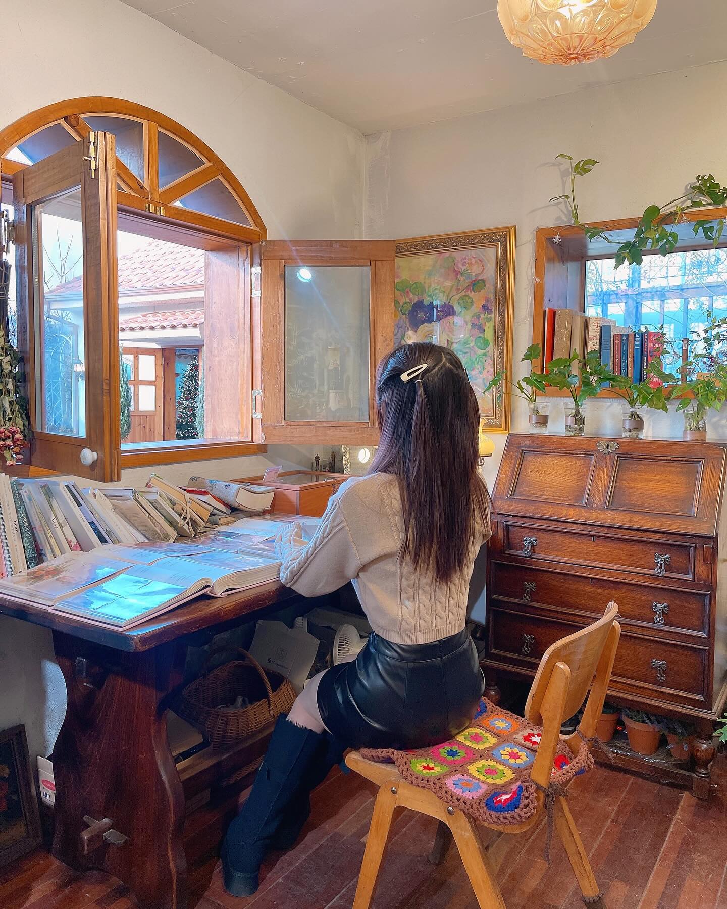 ☕️ 로즈스텔라 정원
📍 인천 계양구 다남로143번길 12 

크리스마스 트리사진은 이제 진짜 없나보다 했는데 
찾아보니 진짜 예쁜곳에서 찍은 사진을 안 올렸더라구요 😂
작은 유럽마을 같은 느낌이라 좋았네요 🥰
2024년도 따듯하고 정겹고 즐거운 한 해 되시기를 기도 합니다 🫶🏻

착장은 태그 했어요🧸

#인천가볼만한곳#인천데이트#인천카페#겨울코디#겨울여친코디#크롭가디건#레더스커트#부츠코디#겨울여자코디#베레모코디#今日のコーデ