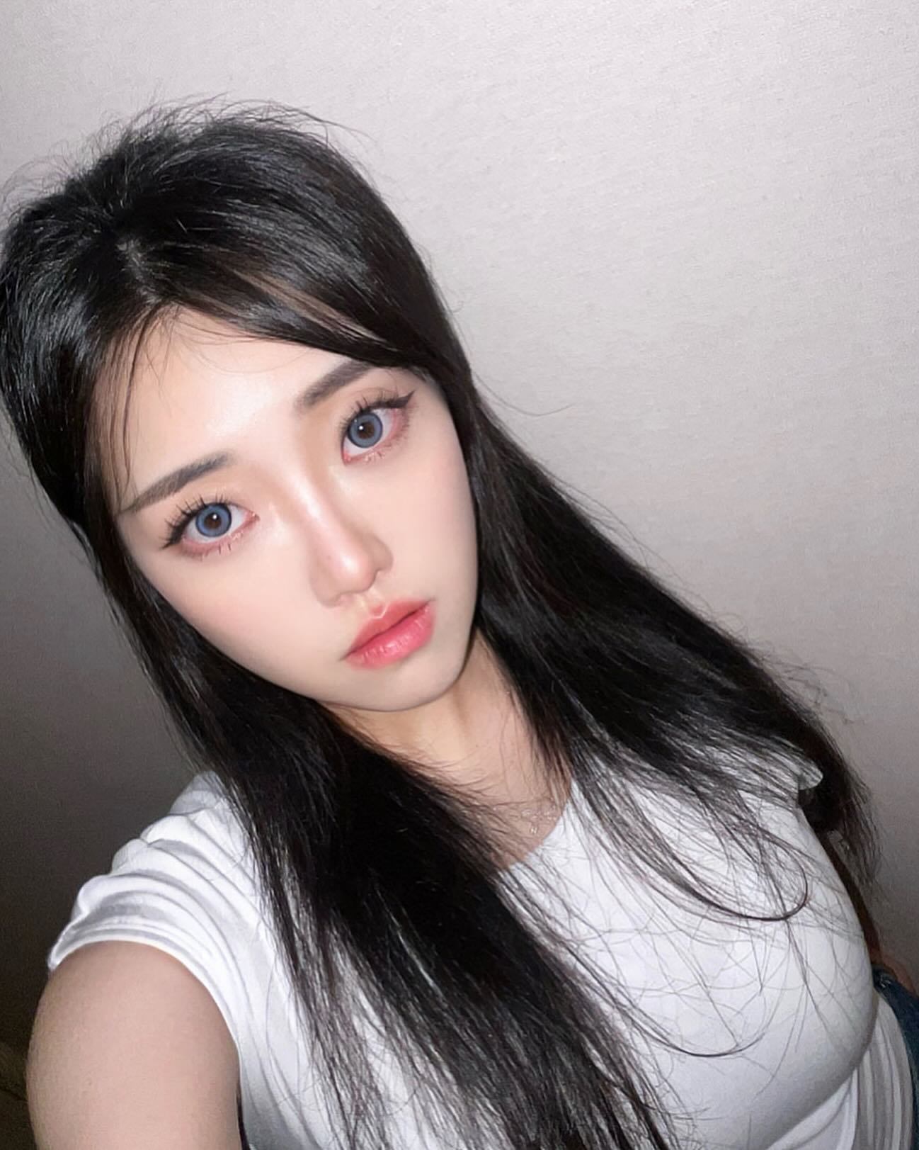 몇 달 차 렌즈타운 렌즈 유저로써 제일 쁌쁌 고양이가 될 수 있는 렌즈 1위.. 저 같은 경우는 데일리보다 나 오늘 완전 쨩쨩 퀸카가 될거야 정도의 존재감있는 렌즈입니다.. 유난히 밤에 더 잘 어울리는 렌즈 같아용,, 그레이라 해서 살짝 심심할까 했는데 블루 한 티스푼 들어가서 넘무 이뻐요🤩🤩🤩💕👾 사장님 당장 한달용 내주세여..

#오드아이즈 #렌즈타운 #그레이렌즈 #블루렌즈 #여름렌즈 #렌즈리뷰 #원데이렌즈 #권은비 #컬러렌즈 #렌즈추천 #데일리렌즈 #lenstown#광고#협찬