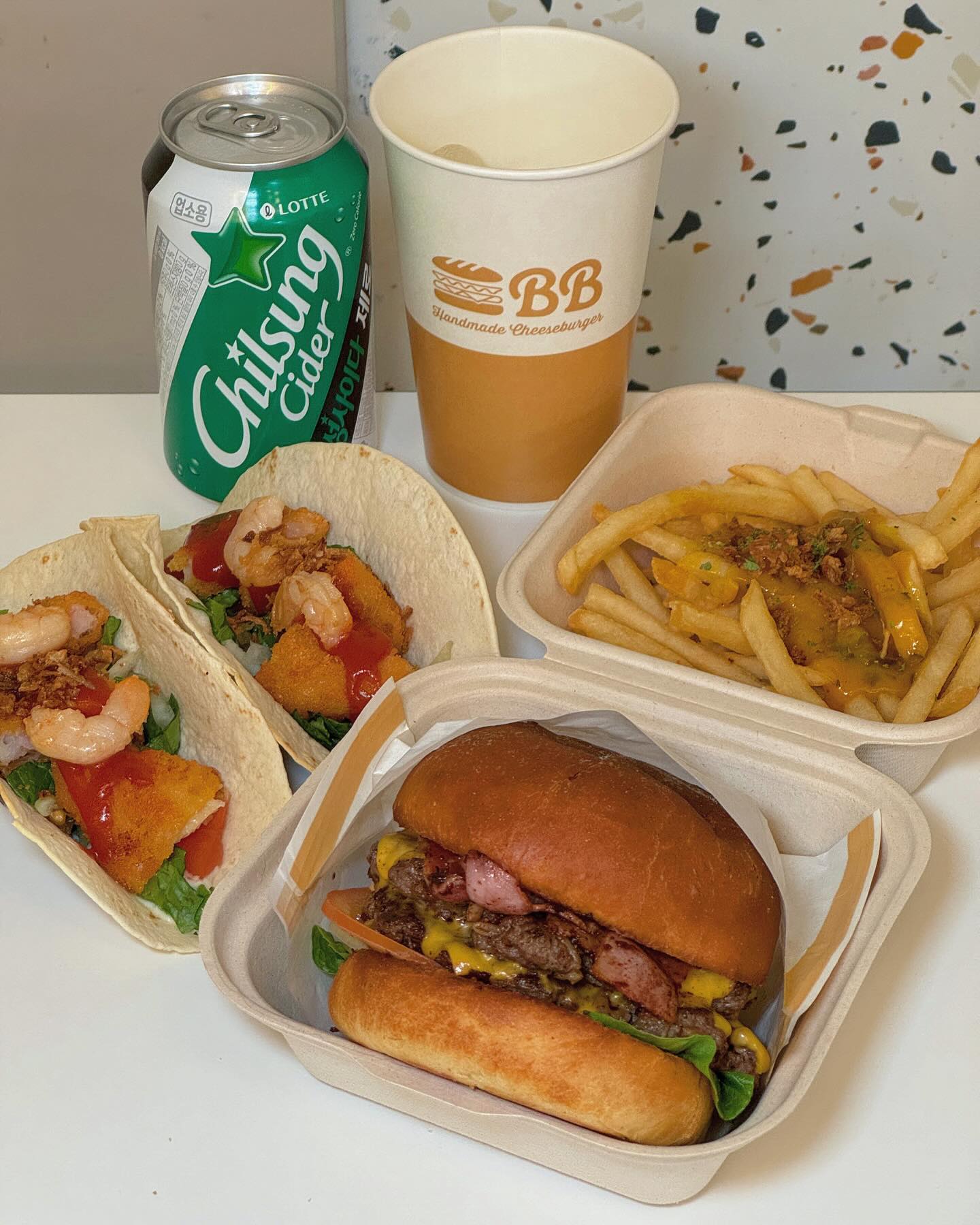 *협찬 burger_taco_ 

고물가시대에 수제버거 단품 가격이 5,000원 채 되지 않은 착한 가격의 #버거앤타코 는 가격경쟁력이 독보적일 수밖에 없는데💸

우선 종류가 다양하여 선택의 폭이 넓은 데다 호불호 없는 비프패티부터 치킨패티, 그리고 쉬림프패티까지 준비된 #성수동수제버거 집이다✨

주문 즉시 조리하여 최고의 맛과 최상의 품질을 자랑하며 셰프 출신의 전문 메뉴 개발자가 시즌별로 신메뉴를 만들어 다양한 패티를 통해 기호에 맞춰 맛 선택이 가능한 #성수동맛집 인데🙌🏼

특히 두끼떡볶이를 운영하는 회사에서 런칭한 브랜드라서 내 취향 따라 패티, 채소, 소스 등 전부 나만의 꿀조합으로 구성 가능한 커스터마이징 버거인 DIY버거의 단품 가격이 단돈 4,900냥이라는 사실🔥

또한 버거만이 아닌 타코 역시 여러 가지로 단품부터 세트까지 판매하기에 간편하지만 맛있게 한 끼를 먹을 수 있는 #성수동타코맛집 이다🍽️

🔍비프더블베이컨치즈➿패티 및 치즈 각 두 장과 베이컨을 더한 시그니처 버거로 100% 순소고기 패티에 귀리를 첨가하여 만든 최상급 패티와 함께 감자로 만든 브리오슈번의 환상적인 조합🍔
🔍슈림프타코➿매콤달콤한 살사소스 및 샤워크림이 어우러진 6인치 타코로 토실한 새우살, 아삭한 야채와 소스들의 황금밸런스🌮
🔍고추치즈 감자튀김➿바삭하면서 부드럽고 고소한 감자튀김에 매콤한 소스를 더한 풍미 가득한 사이드 메뉴🍟

단순한 패스트푸드가 아닌 건강한 한 끼를 지향하는 #뚝섬역맛집 으로 월등한 가성비의 수제버거와 타코를 즐기고 싶다면 BURGER&TACO‼️

📍주소 : 서울 성동구 상원1길 39 1층
⏰영업시간 : 매일 11:00~22:00, 일요일 12:00~22:00 (주말 브레이크 타임 16:00~17:00)
☎️전화번호 : 02-465-9962
🅿️주차 : 🙅🏻
.
.
.
.
.
#뚝섬역수제버거 #뚝섬역타코 #서울숲맛집 #서울숲수제버거 #서울숲타코