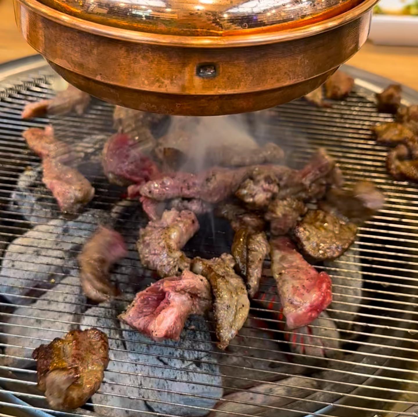 #협찬 
신길동 소갈비맛집
📍황금국수숯소갈비살 신길점

상위2%로 프라임 등급만 사용하는
신길동 소갈비맛집이에요!!

생 소갈비살 / 양념 소갈비살

저흰 생소갈비살은 주문했는데
반반도 주문이 가능하다고 해요😆

숯불로 구워서 더 맛있고 
고기가 부드러워요😭😭

양도 충분했고요
같이 시킨 장칼국수고 맛있어서
칼국수 맛집이네! 했어요ㅋㅋㅋㅋ

테이블에 통후추도 준비되어 있어
취향껏 후추도 뿌려먹을 수 있어 좋았어요!!

그리고 와인도 판매하고 있어
와인이랑 같이 먹어도 좋을것 같더라구요ㅋㅋㅋㅋㅋ

가성비도 좋고 꼬기도 맛있어서
앞으로 자주 방문할것 같아요ㅋㅋㅋ

#신길동맛집 #신길동고기집 #영등포고기집 #영등포소고기 #서울장칼국수 #신길동소고기 #황금국수숯소갈비살신길점 #대방동맛집 #대방역맛집 #대방맛집