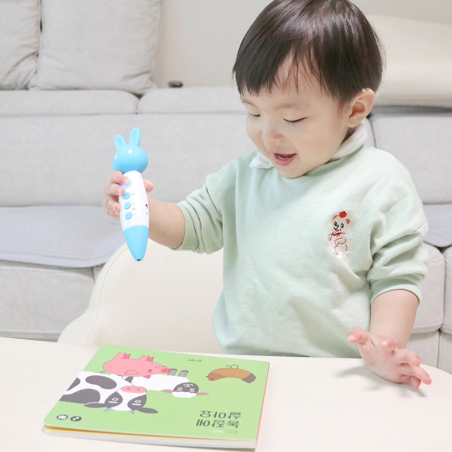 제품협찬 X 블루래빗
　
토끼펜 사용하는 차니의 볼록한 배가 귀엽따 🤍
국어, 수학, 영어 재밌게 배울 수 있는 블루래빗 러닝스타트 !
⠀
갑작스레 말이 많이 트인 것 같은데
다 러닝스타트 덕인가🫶🏻
⠀
bluerabbit_official_korea

#블루래빗 #유아한글 #유아수학 #유아영어 #유아전집 #전집추천 #블루래빗유아전집 #프리미엄유아전집 #러닝스타트 #블루래빗러닝스타트