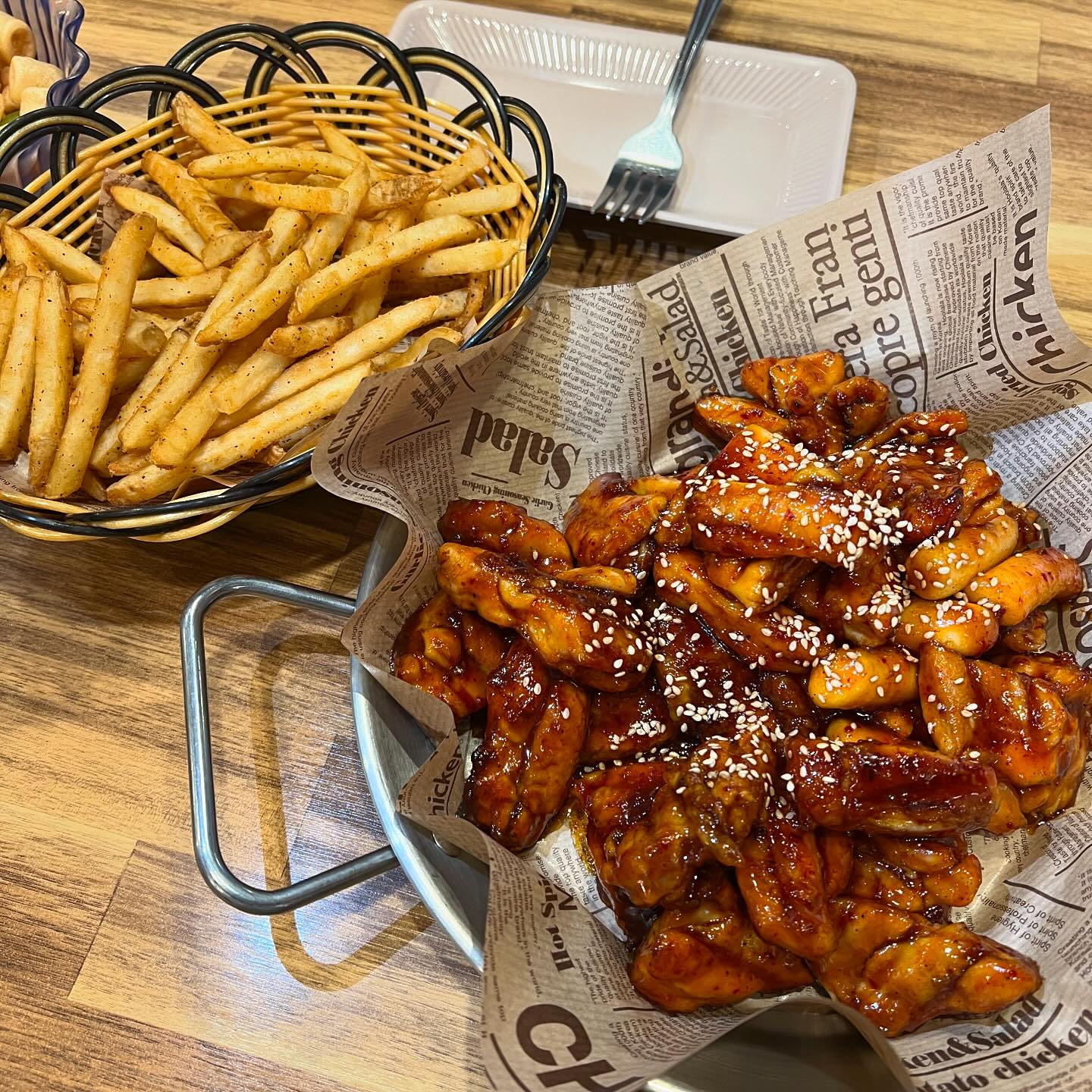 #협찬 #오븐숯불민족두마리치킨_능동점

오븐에 구운 숯불구이 치킨 2마리를 3만원대에
즐길 수 있는 동탄 치킨 맛집!
오븐숯불민족 두마리치킨 능동점을 소개합니닷👐

숯불 오븐에 구워 느끼함 없이 담백하면서
중독성있는 양념이 더해져 맛이 없을 수 없는
갓성비 숯불 바베큐 찐맛집이에요🍗

소금구이, 양념구이, 데리야끼, 고추장,
트리플고추장, 통대파 간장구이, 통마늘 버터구이
맛도 아주 다양하쥬?

양념이 너무 맛있어서 우동, 라면사리나 
밥과 함께 치밥으로 먹어도 너무 맛있고,
바삭바삭 감자튀김과 함께 먹으면 더더더 맛있는!
아주 맥주가 술술 들어가요🍻

여니쓰 벌써 두번째 방문한 곳인데
양념구이, 통대파 간장구이 다 존맛이었어요❣️
다음에는 또 새로운 맛 도전하러 갑니닷✨

📍오븐숯불민족 두마리치킨 능동점
경기 화성시 10용사로 343-10, 106호
영업시간 : 월 ~ 토요일 16시 - 23시
(매주 일요일 휴무)
전화번호 : 0507-1337-3424

🏷️ 주문 메뉴
양념구이 순살 (19.9)
바삭 감자튀김 (3.5)

#오븐숯불민족두마리치킨 #동탄치킨 #동탄치킨맛집 #능동치킨 #능동맛집 #능동치킨맛집 #서동탄치킨 #서동탄맛집 #병점치킨 #병점치킨맛집 #동탄맛집 #화성맛집 #화성치킨맛집 #치킨맛집 #치킨추천 #오븐구이 #숯불치킨 #오븐구이치킨 #먹스타 #먹스타맞팔