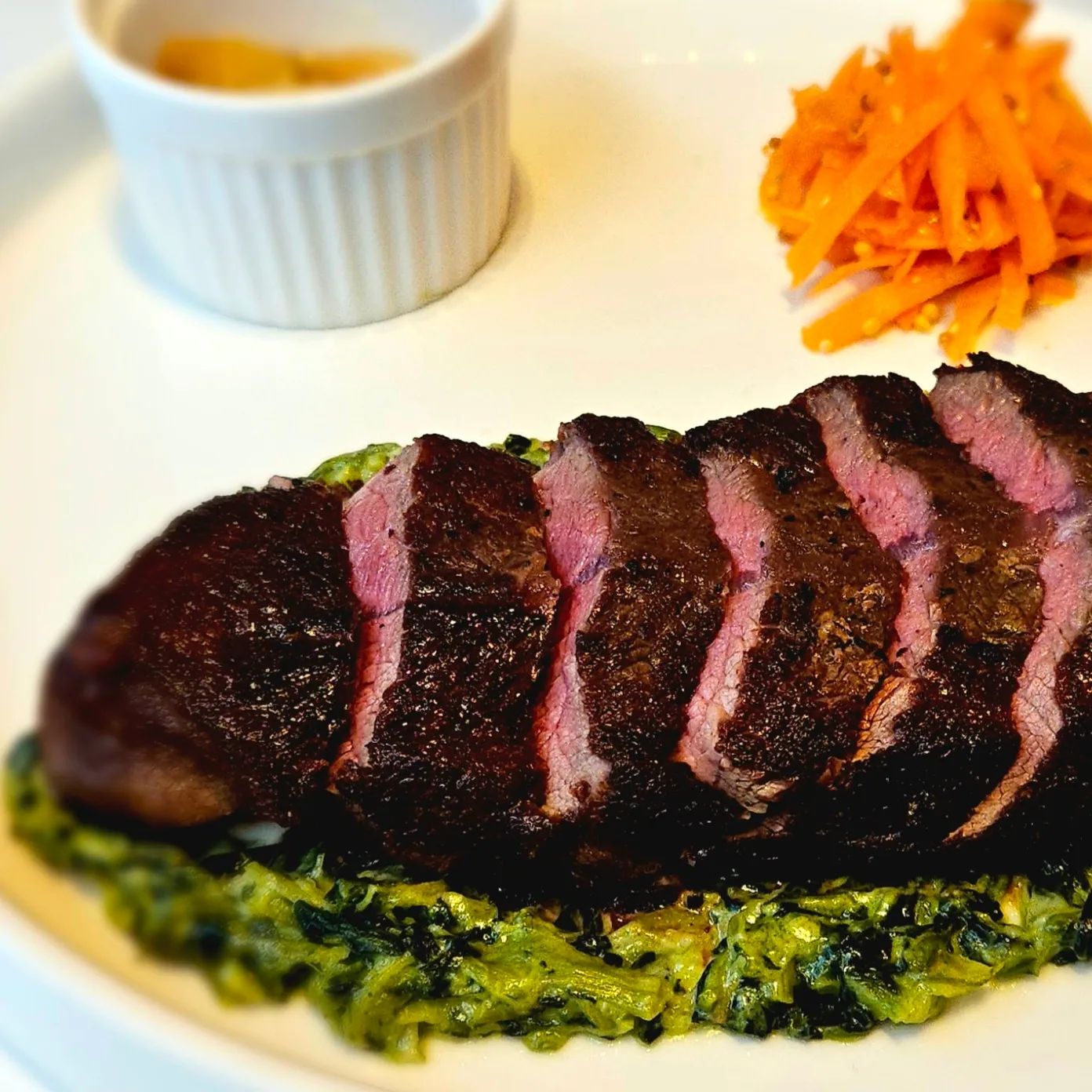 GRINO seongsu 💚
퓨전 양식집
먹자마자 음~~감탄사 남발 가능

네(이처)슐랭 가이드
화이트 라구 파스타 ★★★★★
크림 스피니치&부채살 ★★★☆☆
알배추 구이 ★★★★☆

화이트 라구 파스타는 진짜 입에 넣자마자 음?! 음~~~ 심봉사도 눈뜰맛...
크림 소스 계열 느끼해서 안좋아하는 나도... 그릇 설거지 하게 만듦.

크림 스피니치 부채살은 맛없는 건 아닌데 다른 메뉴에 비해서 특이점도 없고 스피니치가 좀 따로 노는 느낌이라 딱히 다시 먹진 않을 듯. 고기 굽기는 아주 좋았다. 부채살 자체가 비싼 부위는 아니라. 이 가격에 가니쉬마저 흠... 스러웠다. (시금치가 금값시금치였던 걸까?)

알배추 구이
그라노파다노치즈가 잔뜩 올라가져 있었는데 집에서 쉽게 따라할 수 있을 것 같지만 응 못해 ㅠ~
다른 사람들 리뷰 사진보다 내 배추는 숨이 팍 죽어버려서 사진이 죽같다... 속상하다 (｡•́︿•̀｡) 

파스타는 진짜 맛있어서 다음에 또 먹고 싶고 시금치 뇨끼가 무슨맛일지 궁금하다
재방문 의사 있음..!

#성수맛집 #그리노 #그리노성수 #성수데이트 #성수데이트코스 #성수파스타맛집