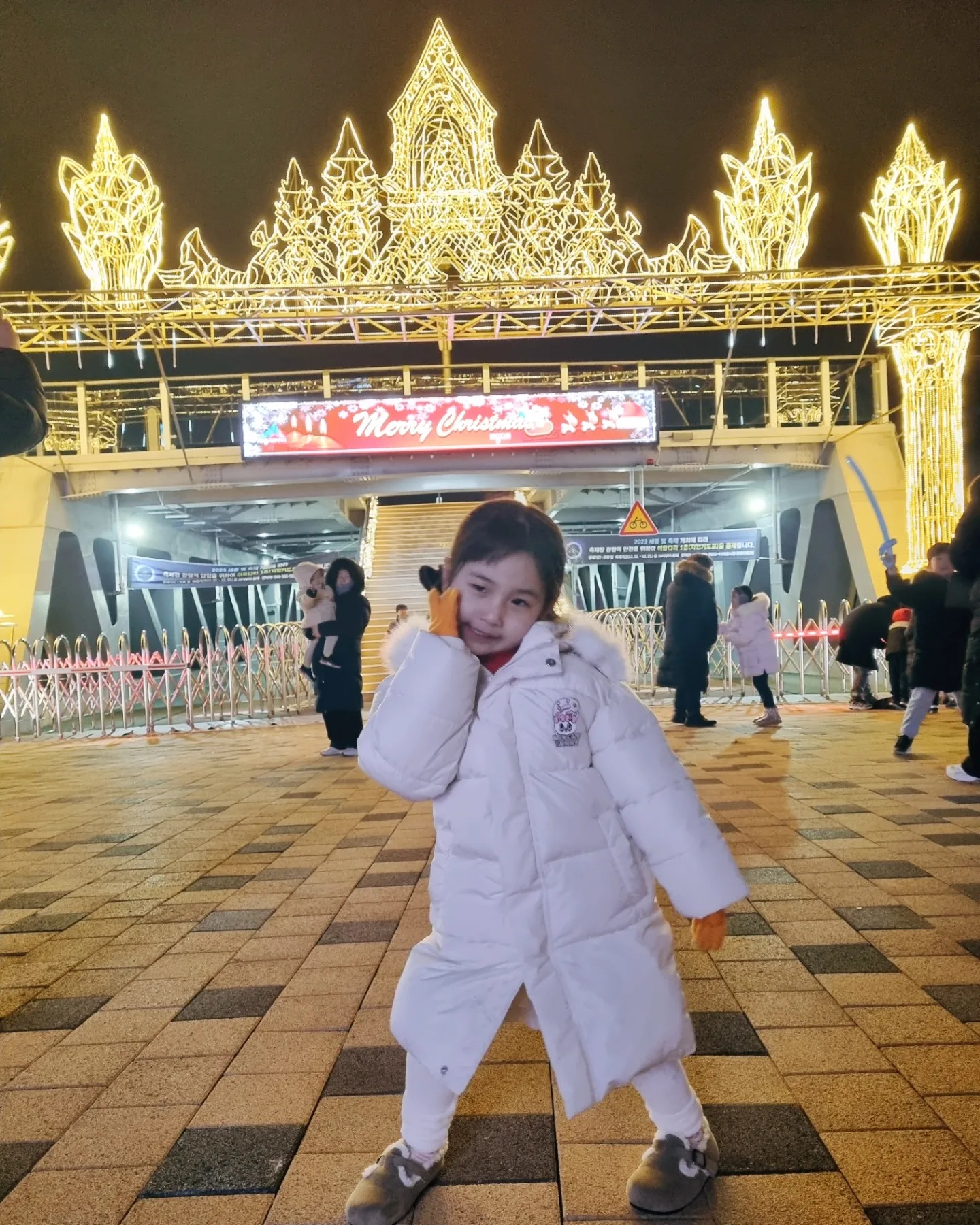 크리스마스 행사로 밤마실다녀옴🎄
빛축제라서 그런지 여기저기 반짝반짝✨️
인생네컷도 찍고, 이응다리 한바퀴 돌고옴

#세종빛축제 #이응다리 #밤밤곡곡100 #세종여행