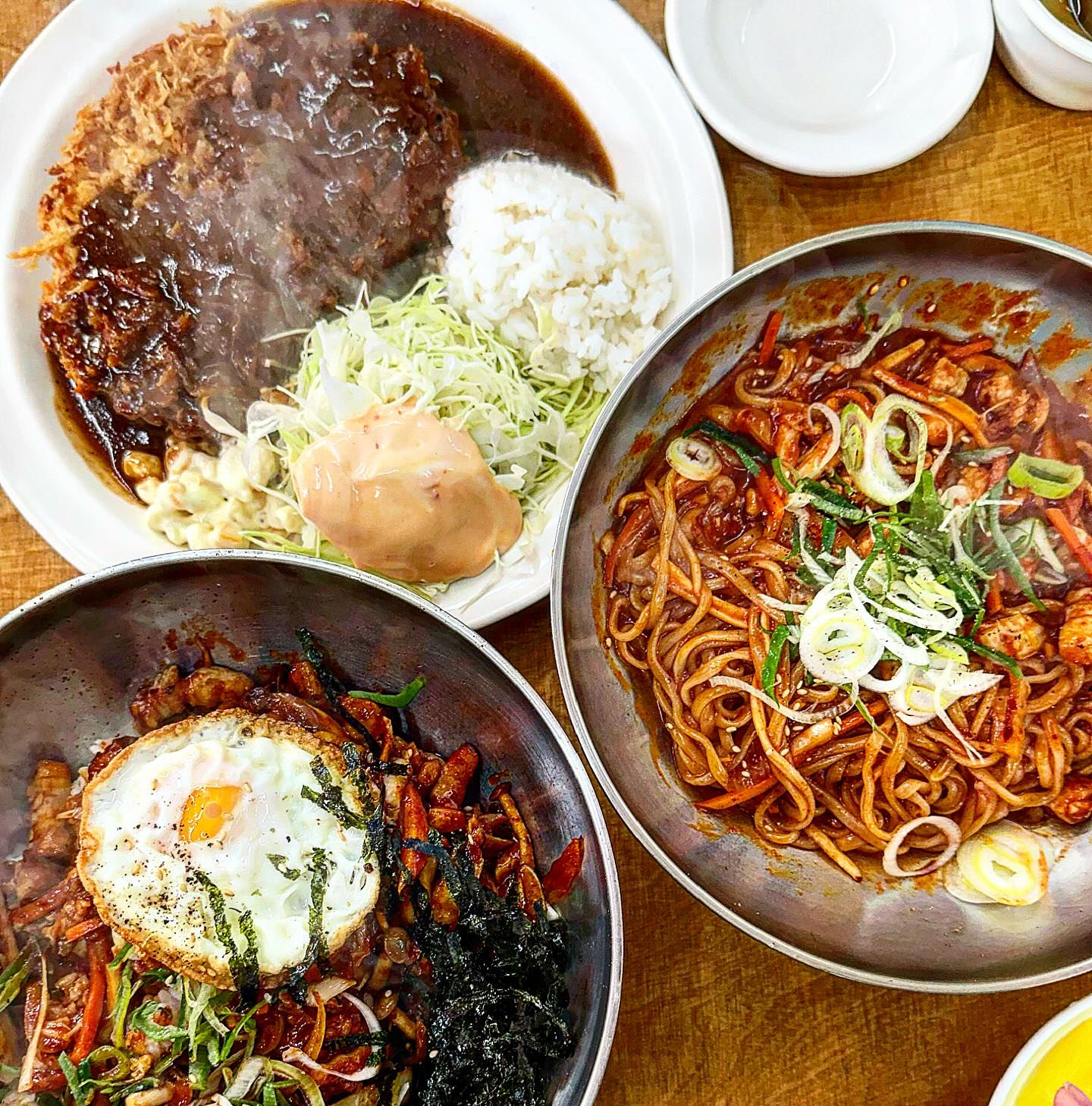 제육우동과 돈까스의 기막힌 조합으로
전국 남식객들의 사랑을 듬뿍 받는 이곳👍
대구의 '이향연 돈까스, 우동' 드디어 가봄💛
 
우동, 돈까스, 제육만으로 맛집이 된
이곳만의 특별한 메뉴 ❤️제육우동❤️
불향 가득한 제육볶음을 쫄깃한 우동과 볶아
양념이 쏙쏙 배여있어 제육의 신세계에요!!
돈까스도 경양식st 지대로에 육질이 두꺼워
가격으로나 맛으로나 맛집인정 엄지척👍😀

제육 돈까스 헌터들 당장 달려가시오
📍이향연 우동 돈까스  _hyangyeon_ 
대구 남구 대봉로 183 1층 / 15-17 브레이크타임