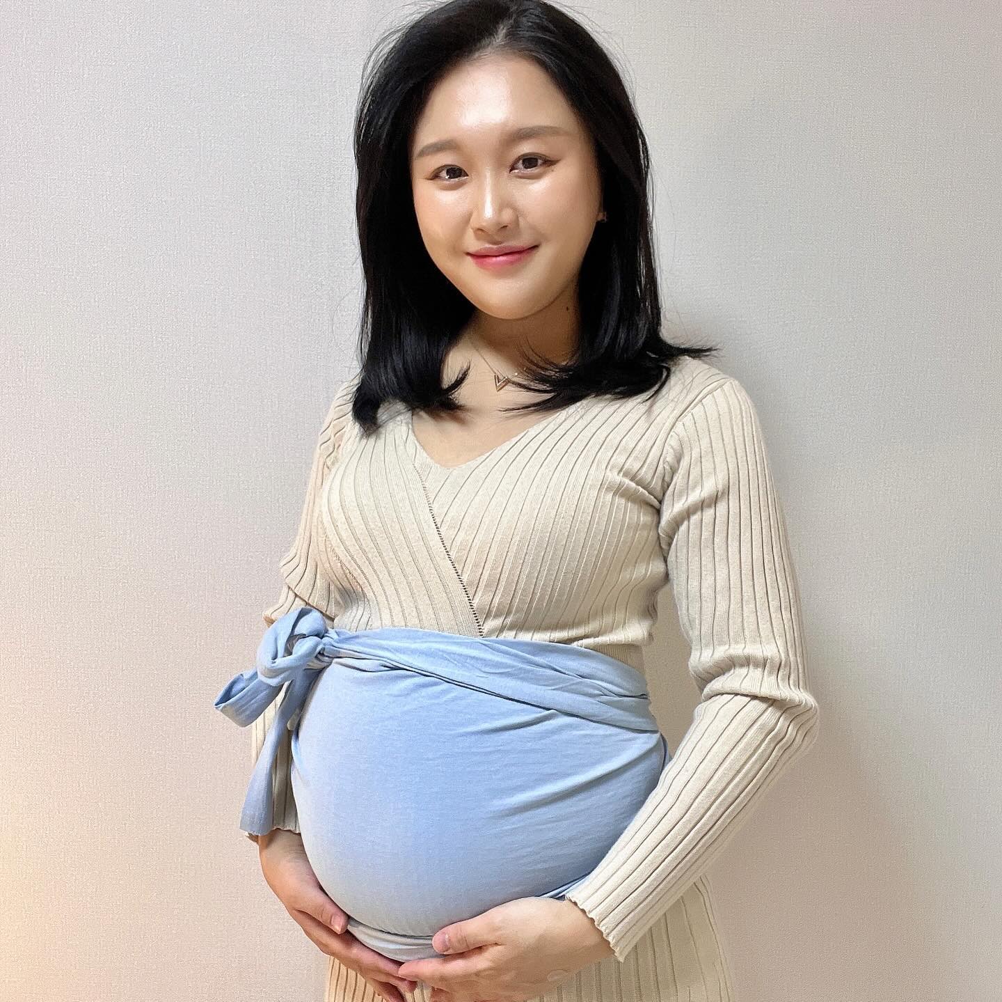 #협찬 #제품제공
산전에는 임산부용 허리 복대로, 출산 후에는 신생아용 아기띠 슬링으로 활용하기 좋은 퍼플라임의 웨이벨트를 소개할게요!👼

기다란 띠 형식의 천 디자인으로써 100% 순면으로 제작되어 촉감이 부드럽고 통기성이 좋은 특징이 있는데요. 피부안전인증도 받아 호르몬의 변화로 피부가 예민한 임산부와 아기에게 모두 안심하고 사용하기 좋겠더라고요. 

각 벨트형, 산후복대형, 아기띠형, 멜빵형, 허리지지형, 모유수유형 등 다양한 용도로의 매듭법은 purplelime_official 채널에서 영상으로 자세하게 안내되어 있으니 함께 활용해보세요!👍

#퍼플라임 #임산부산전복대 #아기띠슬링 #산후복대 #산전복대 #임산부복대 #제왕절개복대 #임부복대 #신생아슬링 #슬링아기띠 #아기띠 #신생아아기띠 #아기띠사용시기 #신생아아기띠추천