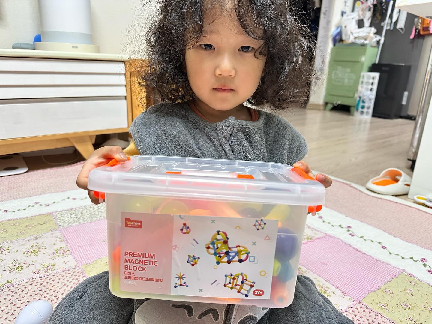 #협찬 #아이보리캠페인

요즘 블럭놀이에 꽂힌 우리 댜니를 위한 자석블럭놀이맥스팀블럭! 
맥스팀블럭은 색상도 다양하고 모양도 여러가지! 긴 스틱, 짧은스틱, 밴드바, 공까지 생각보다 많이 들어가있어서 제대로 된 모양도 만들 수 있음 ㅋㅋ 하지만 좀 더 자석블럭과 친해지길 바래서 나름 창의력해주고싶어서 본인들이 알아서 가지고 놀고있답니다 ㅋㅋ

댜니는 수영장도 만들고 집도 만들고 하는데 하으니는 쏟고 던지기.. 가끔 그래도 자석에 달라붙는 걸 좋아해서 이것저것 붙여보더라구요1 

요즘 우리 츄츄남매의 최애 유아블럭이됨 ㅋㅋ 나중에 추가적으로 티처스 맥스팀블럭 구매해서 더 재미있게 놀쟈 ❤️ 

#자석블록놀이#유아블럭#첫교구#창의력발달#협응력#남매맘#돌아기장난감#블럭놀이#자석블럭