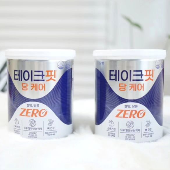 #광고
#혈당관리 #단백질
#테이크핏 #당케어

나이가 들수록 챙겨야 하는 것 중 하나가 단백질이죠?
근육관리가 필수인만큼 저도 평소 오래는 아니지만
꾸준히 운동을 하려고 노력을 하고 있어요.

운동뿐만 아니라 식이조절도 중요하기에,
평소 관리를 하면서 함께 챙기는 것 중 하나가 바로 테이크핏 당케어 인데요.

근육과 당케어가 무슨 관계가 있을까 의아하시죠?

육퇴를 하고 나면 저만의 시간에 유익한 영상을 찾아보기도 하는데요,
얼마전 본 영상에서 근육관리를 위해 혈당관리도 해주어야 한다는
이야기를 듣고 깜짝 놀랐어요.

근육량이 줄어드면 기초대사량이 줄고,
혈당의 흡수와 혈당을 사용하는 능력도 떨어지게 되면서,
혈당관리가 어려워지며, 혈압관리도 되지 않는다고 해요.

근육량이 줄어든 자리에는 백색 비만세포들이 증가되면서 근감소증으로 인한 비만이 심장질환과도 연결된다는 연구 보고까지 있다니,
단백질 선택도 신경을 써야겠다 싶더라고요.

이제는 단백질 섭취도 조금 더 현명하게 해야겠다 싶어
저는 테이크핏 당케어로 관리를 하는데요.

저의 선택의 이유 궁금하시죠?
테이크핏 당케어는

*30시간 장기 발효
*무당 설계
*과학적인 영양소 설계로 9대 기능성 성분을 충족
*동,식물성 단백질 5:5 설계
*100% 독일산 프리미엄 귀리식이섬유의 특징을 가진 근육건강을 위한 단백질 섭취와
식후혈당관리까지 할 수 있는 제품이라 든든하더라고요.

섭취방법도 간편한데요.
180ml 물 또는 우유, 두유에
3스푼을 넣어준 후 잘 섞어주면 끝!
찬물에도 잘 녹아요!

소화도 잘되고 맛도 고소해서 정착할 예정! ㅎㅎ

좋은 건 함께 하고 싶은만큼 부모님 댁에도 보내드리려고요!

홈쇼핑에서도 만날 수 있어서
1월 5일 19시 35분에 NS홈쇼핑에서 하는 방송 시청하고 넉넉하게 준비해서 친정에도 보내드리고,
언니네에도 선물해서 함께 챙기려고요!

이번 홈쇼핑 구성도 대박이래요~>.<

#겨울철건강 #귀리식이섬유 #근육관리
#당케어 #혈당관리 #혈당케어 #당케어단백질 #혈당관리단백질 #유청단백질 #단백질음료 #무설탕