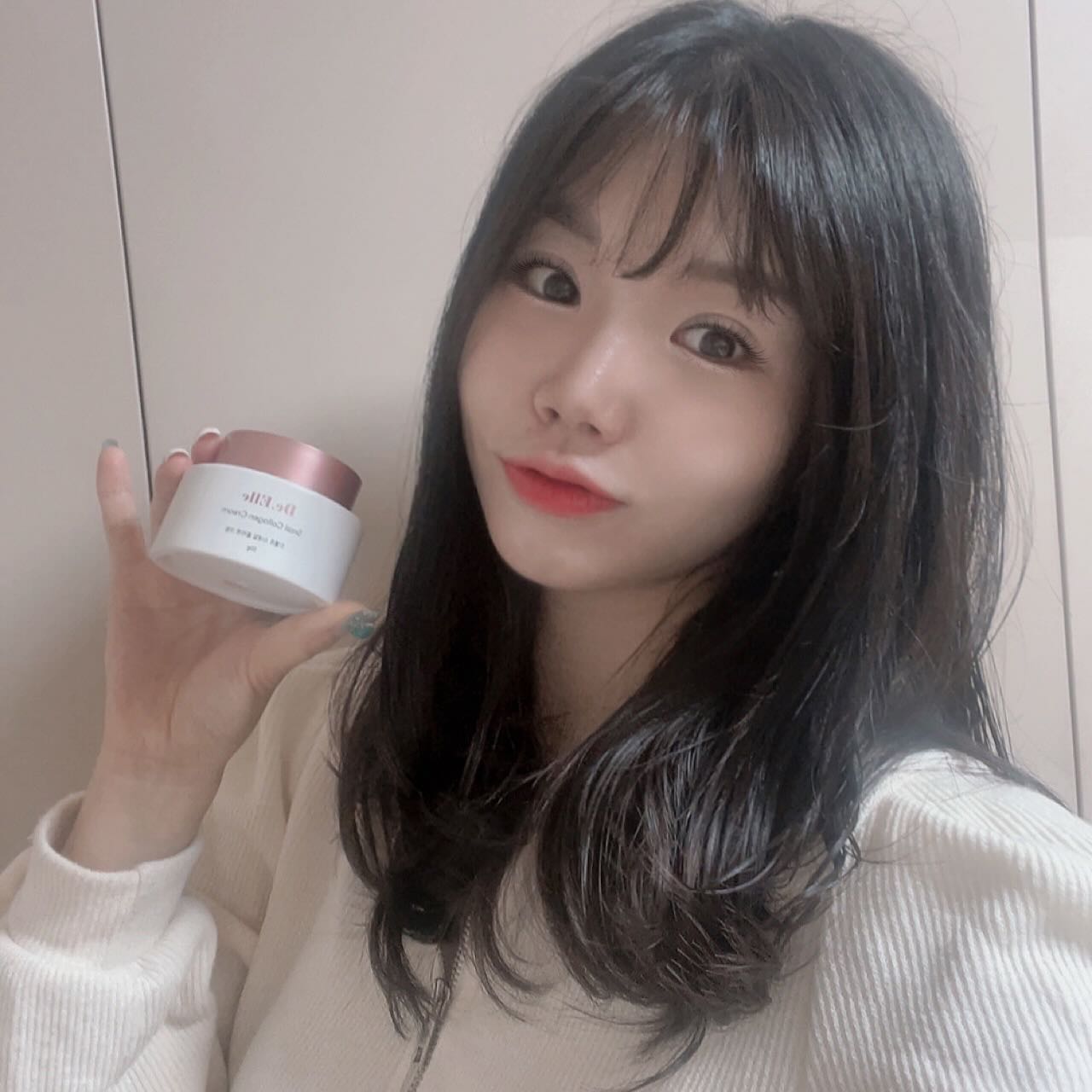 deelle_cosmetic 
🩵20-30대를 위한 수분💧
🌟 탄력강화 스네일 콜라겐 크림🌟

최근 흉터가 난 곳이있어 피부재생되라고 발랐는데
피부재생에 아주 효과적이더라구요!!!🫢

퍼스널컬러 전문 color_brillant  원장님께서 
직접 런칭하신 브랜드인데 열정적인 젊은 원장님께서 우리의 고민에 귀기울여 심도있게 만든 크림이더라구요❤️감동😍🫢❤️

🤍드엘르 콜라겐 크림은 달팽이점액여과물(뮤신) 50% 함유로 피부 진피층 구성에 도움을 주어요!
그렇게 피부장벽 강화, 수분공급, 미백, 탄력, 재생에 효과적이라 
단 한번의 사용만으로도 피부 본연의 힘을 끌어올리며 깊은 수분감과 영양감을 부여해 촉촉함과 탄력감을 주더라구요!!
진짜 한번의 사용으로 효과보는게 신기해서
계속 효과를 보기위해 사용하게되더라구요!!😍😍

기존의 중년층을 위한 콜라겐 크림 제형처럼 과다한 유분감으로 무겁거나 끈적임을 없애기위해
불필요한 오일 함량을 낮췄으며 수분함량을 높이기 위해 14종 복합 펩타이드를 첨가되었다고해요!!
진짜 번들거리는 오일은 너무 과하면 불편한데
영양은 가득차고 깔끔한 마무리가 좋았어요!🤍

20대 중반부터 피부노화가 진행되는거 아시죠?
빨리 관리하지 않으면 노화되고 나서 후회하니
탄력 및 재생 관리는 반드시 필요한데
막상 “어떻게 관리 할지 모르는 분”들이 많이 계시더라구요
요 크림이 20-30 피부고민에 맞추어 연구 개발된 수분 & 탄력 & 재생에 중점을 둔 크림이라
“관리 해보고싶다!! 하는분”들 
✔️첫스타트로 적합하겠더라구요!!

특정 피부타입만 사용하지 않도록
민감성(트러블피부) 수부지 복합성 지성  건성 피부 등 모든 피부타입이 사용할 수 있게 순하고 안전하게
만들어졌으니 
순수한 청정자연 스네일 콜라겐 크림으로 
시작해보셔용~~

#수분크림 #콜라겐크림 #재생크림 #탄력크림 #겨울철크림 #드엘르