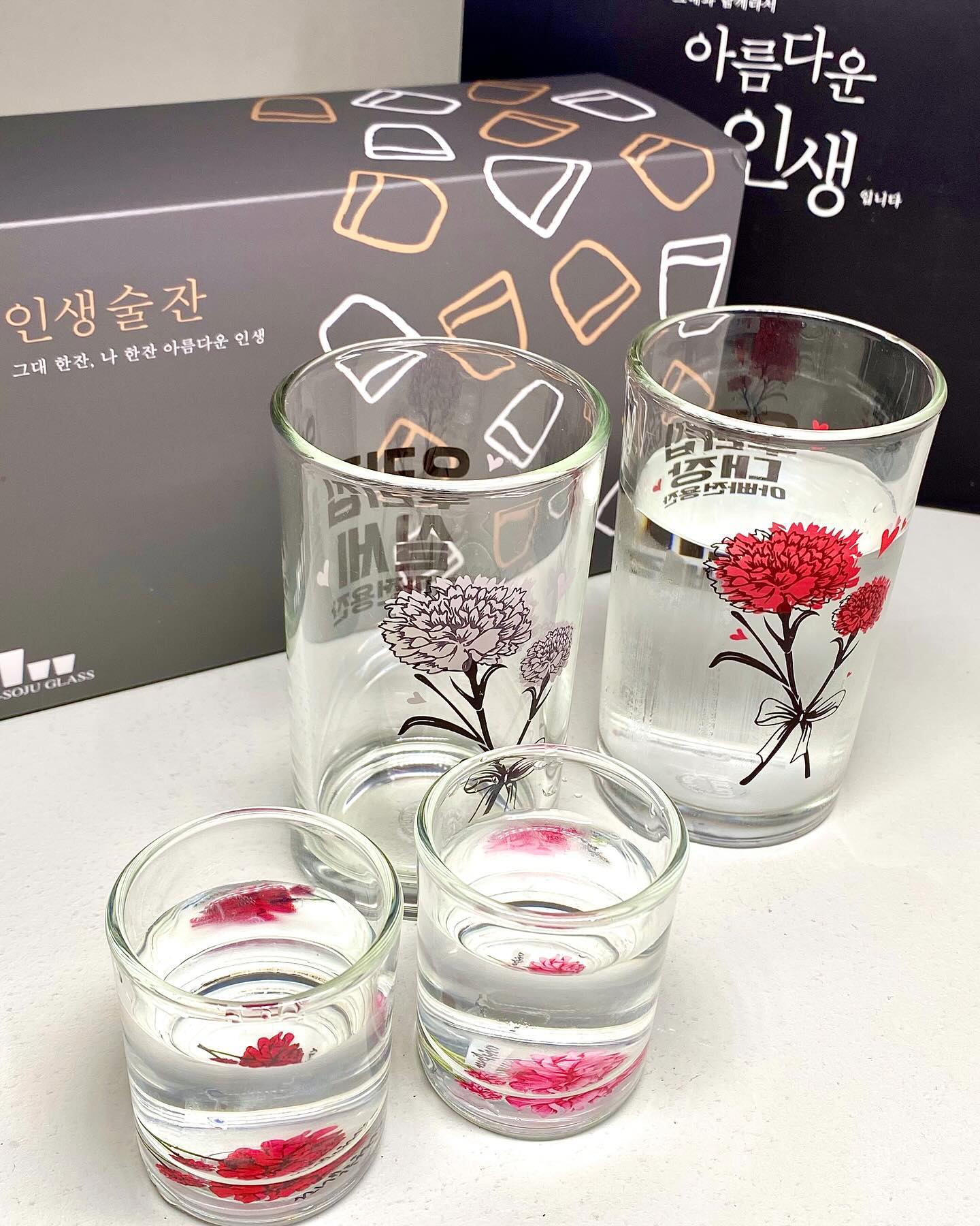 #협찬
📍인생술잔 카네이션 변색 소맥잔

다가오는 어버이날 선물로 딱💐
가정의 달 빅 아이템!

온도에 따라 색상이 변하는 
인생술잔 카네이션 소맥잔 세트를 소개합니다✨

21도 이하의 온도에 반응하는 상품으로
차가운 음료, 술을 따라주면
진한 빨간색 카네이션이 나타나요❤️

여기에 귀여운 문구까지 더해져
부모님 취향저격 탕탕🔫
너무 신기하다면서 정말 좋아하시더라고요!!

어떤 음료를 담아도 
카네이션과 문구가 선명하게 보이는
고급스러운 소주, 맥주잔 세트ꯁ

어버이날 선물로 강추합니다🫶🏻

🛍️https://smartstore.naver.com/sweetcitymall/products/10154714378
#어버이날선물#부모님선물#변색소주잔#인생술잔